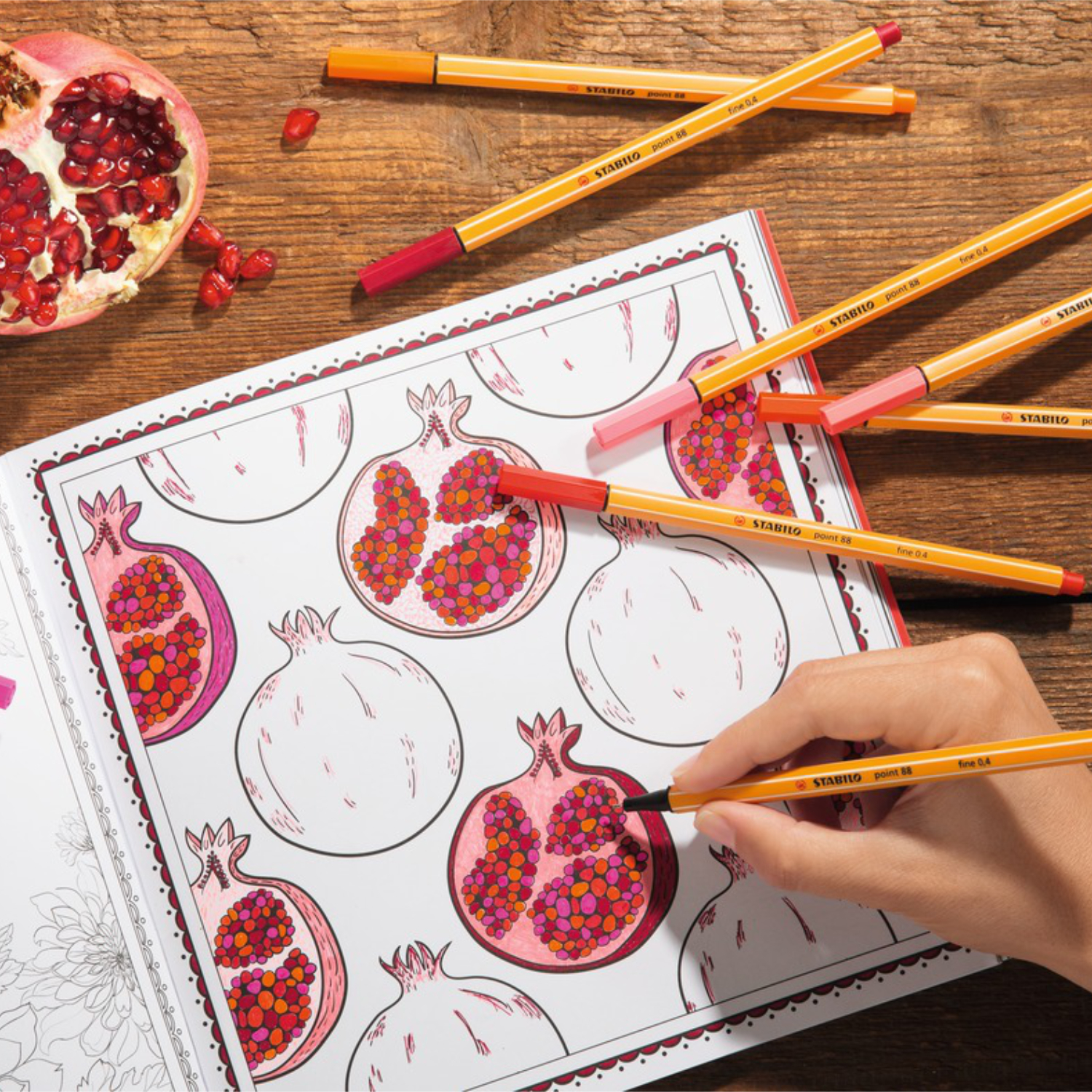 Point 88 Fineliner 0,4mm: Hand koloriert Granatapfel-Malbuch mit STABILO Stiften in Rot- und Orangetönen.