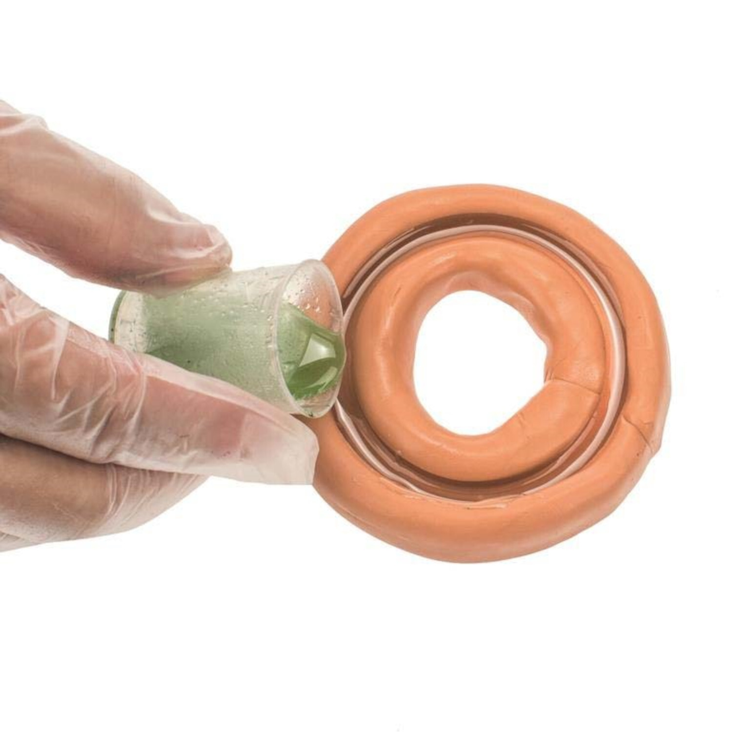 Crystal-Gießharz wird in eine orangefarbene Form gegossen. Glorex-Handschuh schützt die Hand.