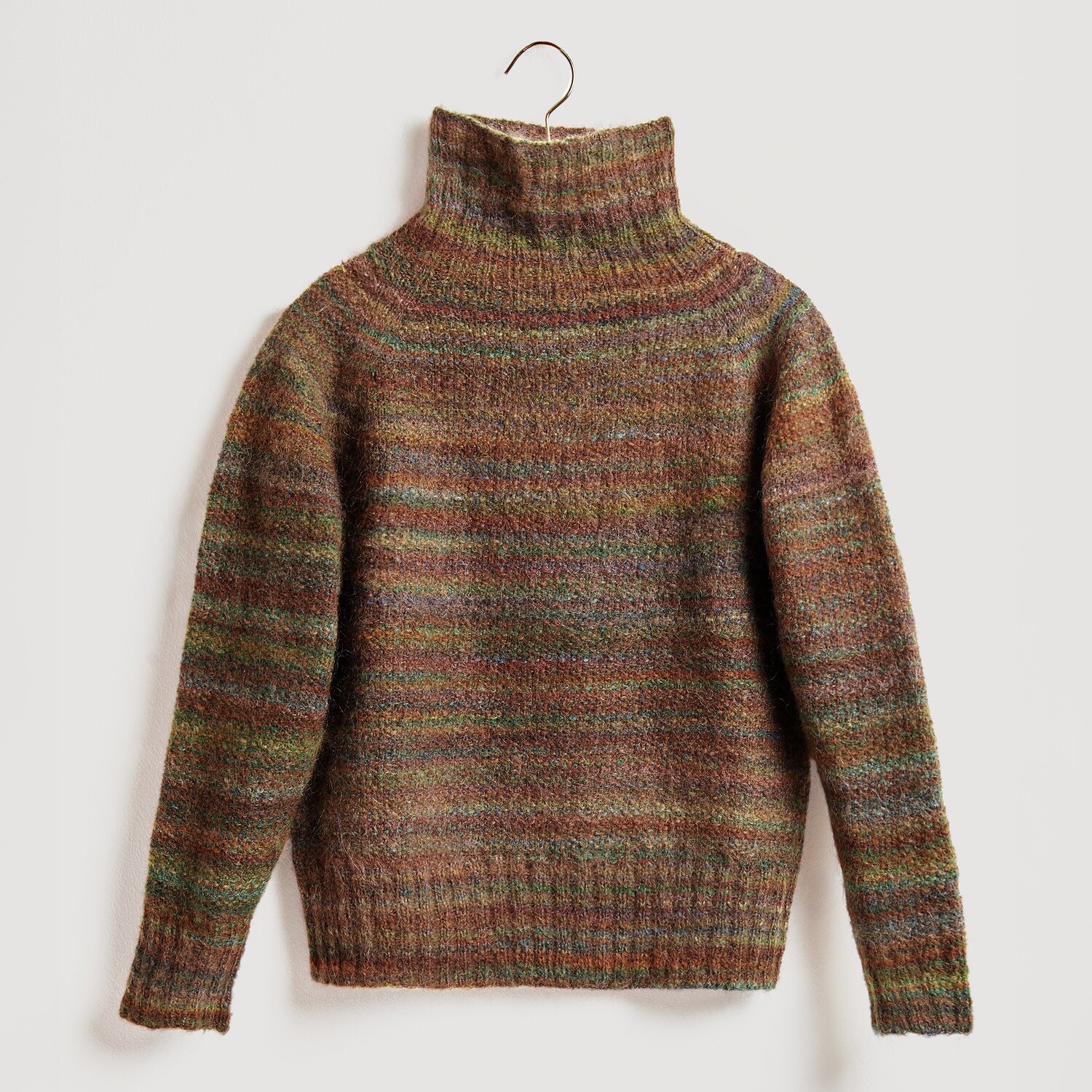 Die Neue Masche No. 13 Herbst von idee. Creativmarkt Strickset Pullover Modell 18 aus Die Neue Masche No. 13, Herbstfarben, mit Rollkragen und geripptem Saum, aus Fashion Meri Mohair Print.