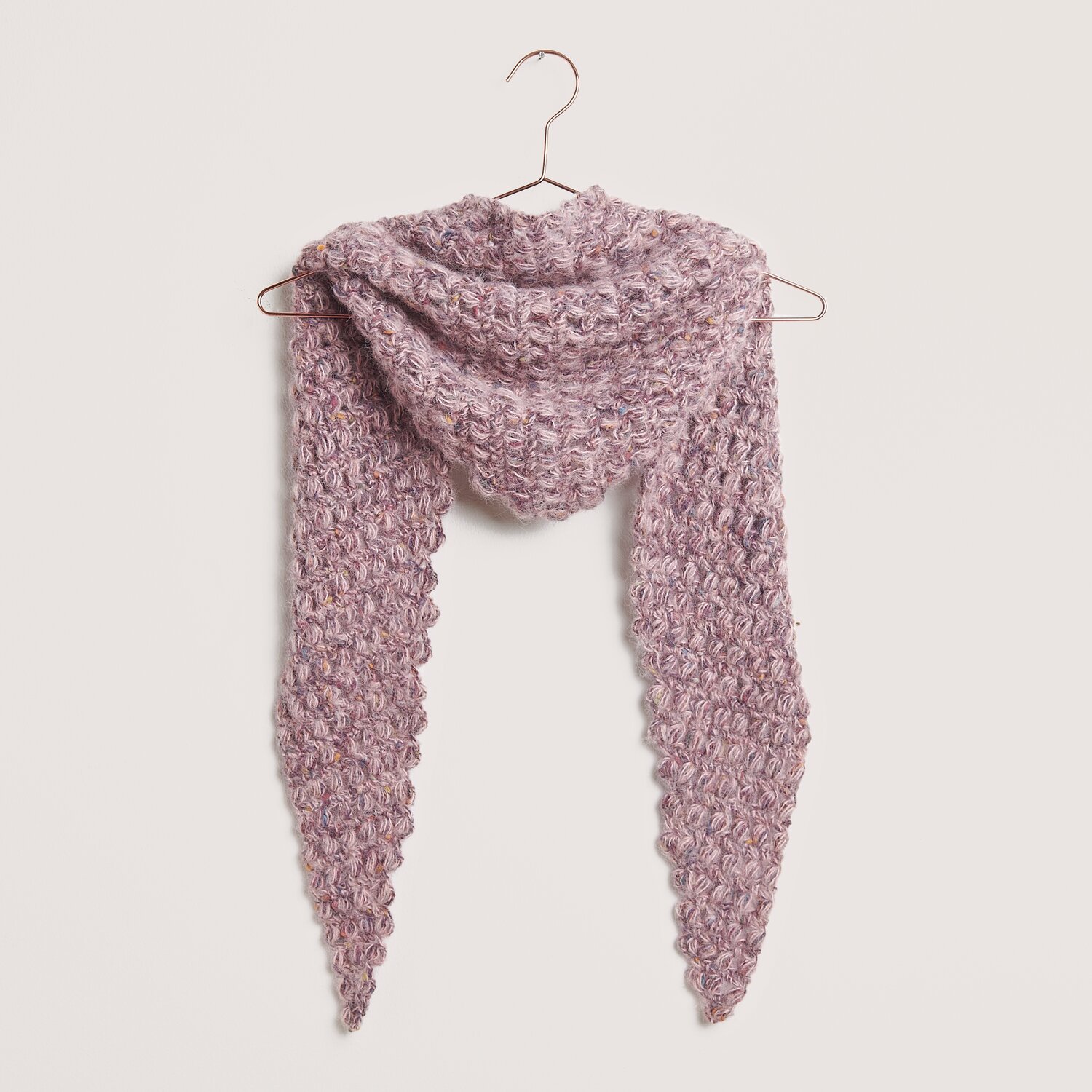Made by Me No. 21 Herbst-Winter Sprachauswahl deutsch von Rico Design Häkelset Dreieckstuch Modell 28 in Lila, aus Fashion Cotton Alpaca Fun Neps, hängt auf einem Bügel. Ideal für Herbst-Winter.