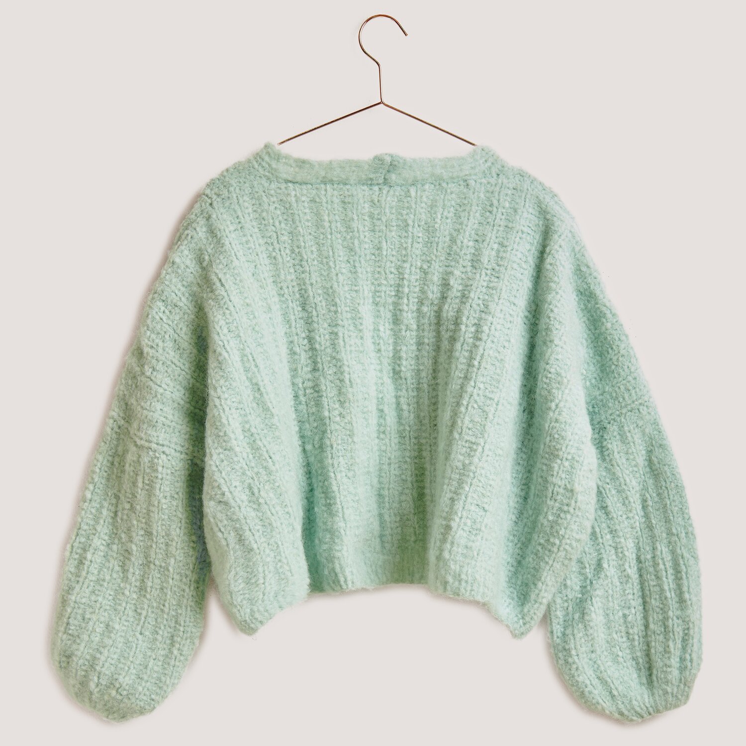 Die Neue Masche No. 13 Herbst von idee. Creativmarkt Fashion Alpaca Superfine Heavens Uni Pullover in sanftem Aquamarin, gestrickt aus weicher Wolle, präsentiert auf einem Kleiderbügel.