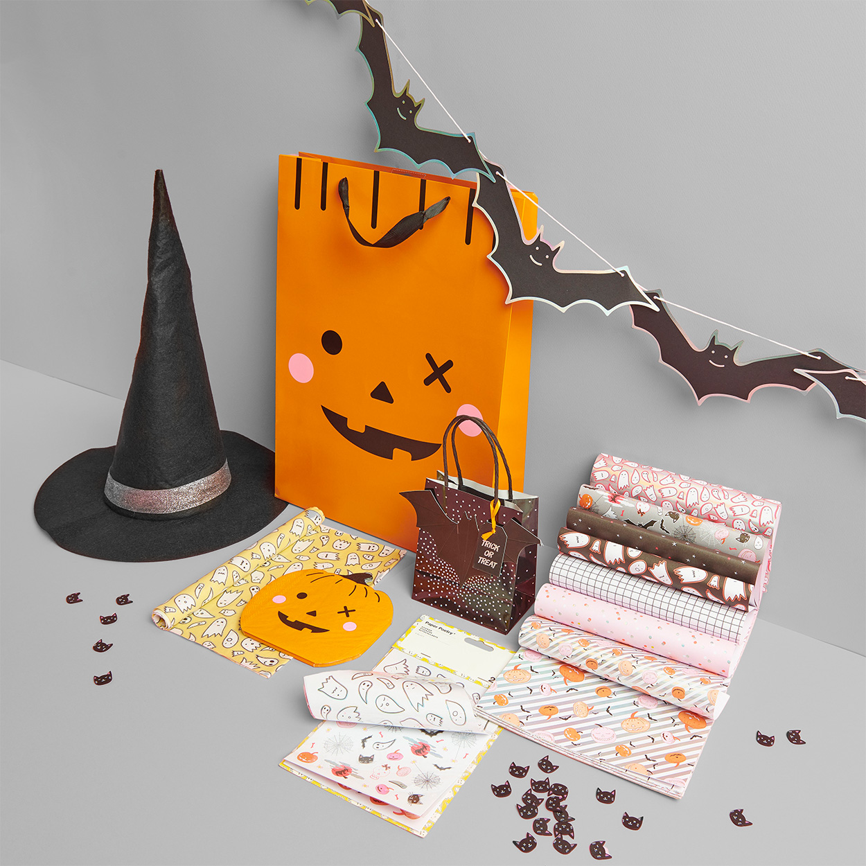 Halloween Produkte wie Tüte, Bastelpapier, Girlande, Hexenhut