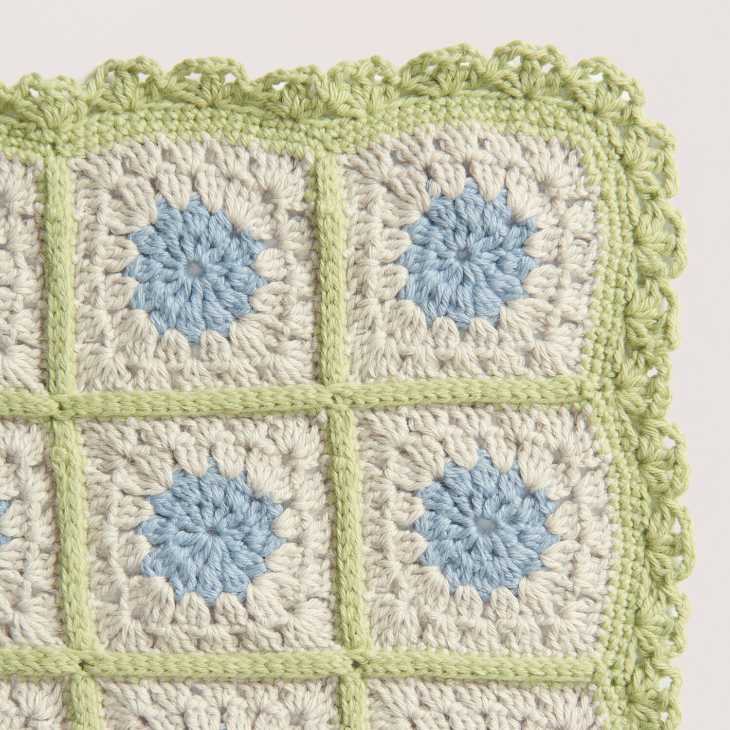 Rico Baby 043 Decke mit gehäkeltem Muster in Taubenblau und Salbei, weiche Baumwolle.