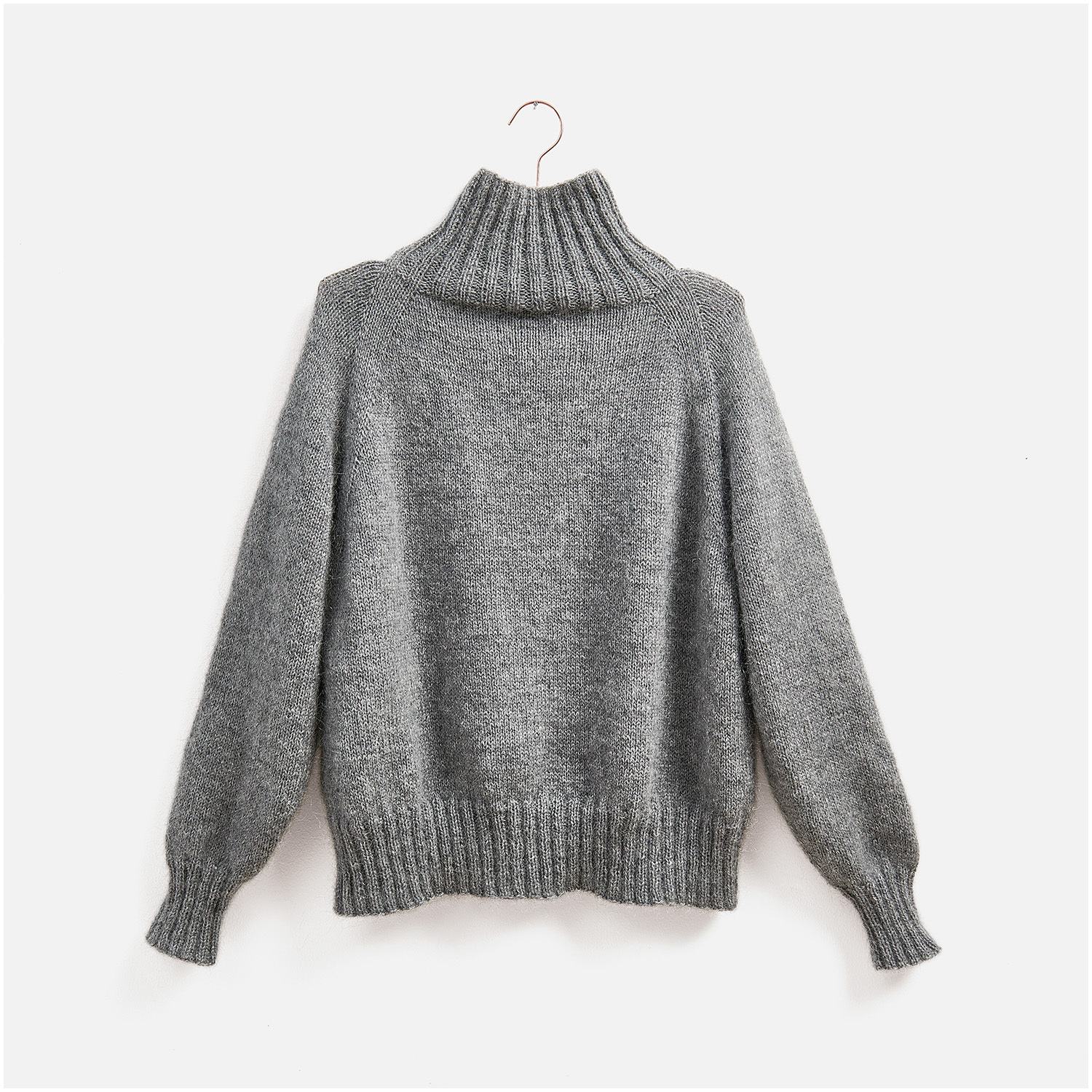 Grauer Strickpullover mit Rollkragen, Vorderansicht. Modell 04 aus dem Top Down Knitting Special Nr. 2. Weiches Material, ideal für kühle Tage. Perfekt für stilvolle, gemütliche Outfits.