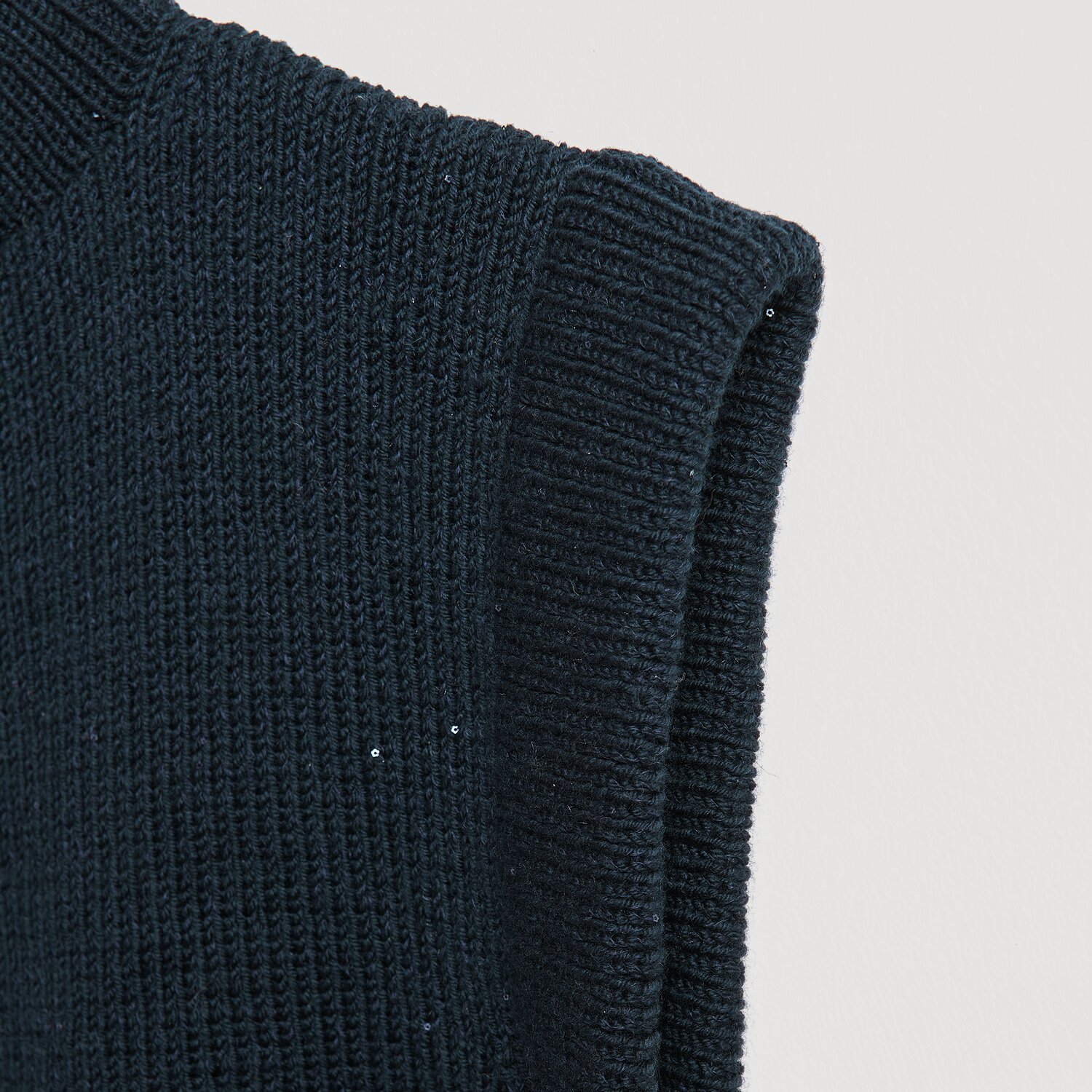 Die Neue Masche No. 13 Herbst von idee. Creativmarkt Essentials Merino dk Strickstoff in Marineblau, Nahaufnahme eines gestrickten Kleidungsstücks.