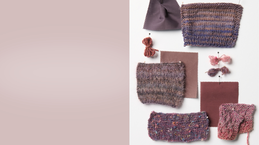 Verschiedene Strick- und Stoffstücke mit passenden Garnen in Beeren-Farben, daneben ein altrosa Farbausschnitt.
