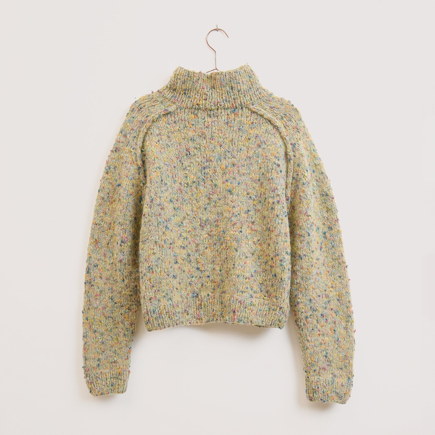 Die Neue Masche No. 16 Herbst, gestrickter Damenpullover von Wolle Rödel in meliertem Gelbgrün mit hohem Kragen und langen Ärmeln, locker geschnitten