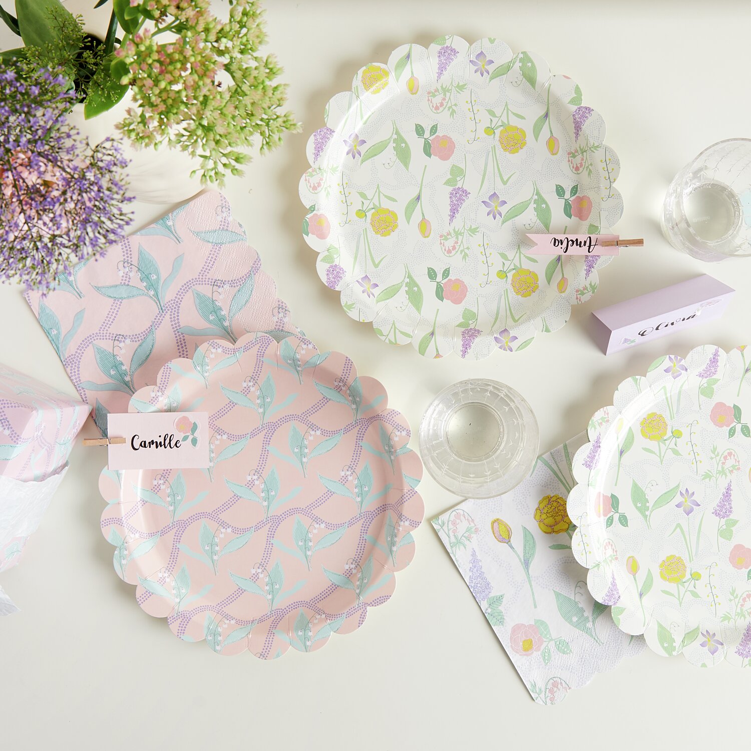 Pappteller Blumenwiese und Schneeglöckchen von Rico Design, dekoriert mit Blumenmustern.