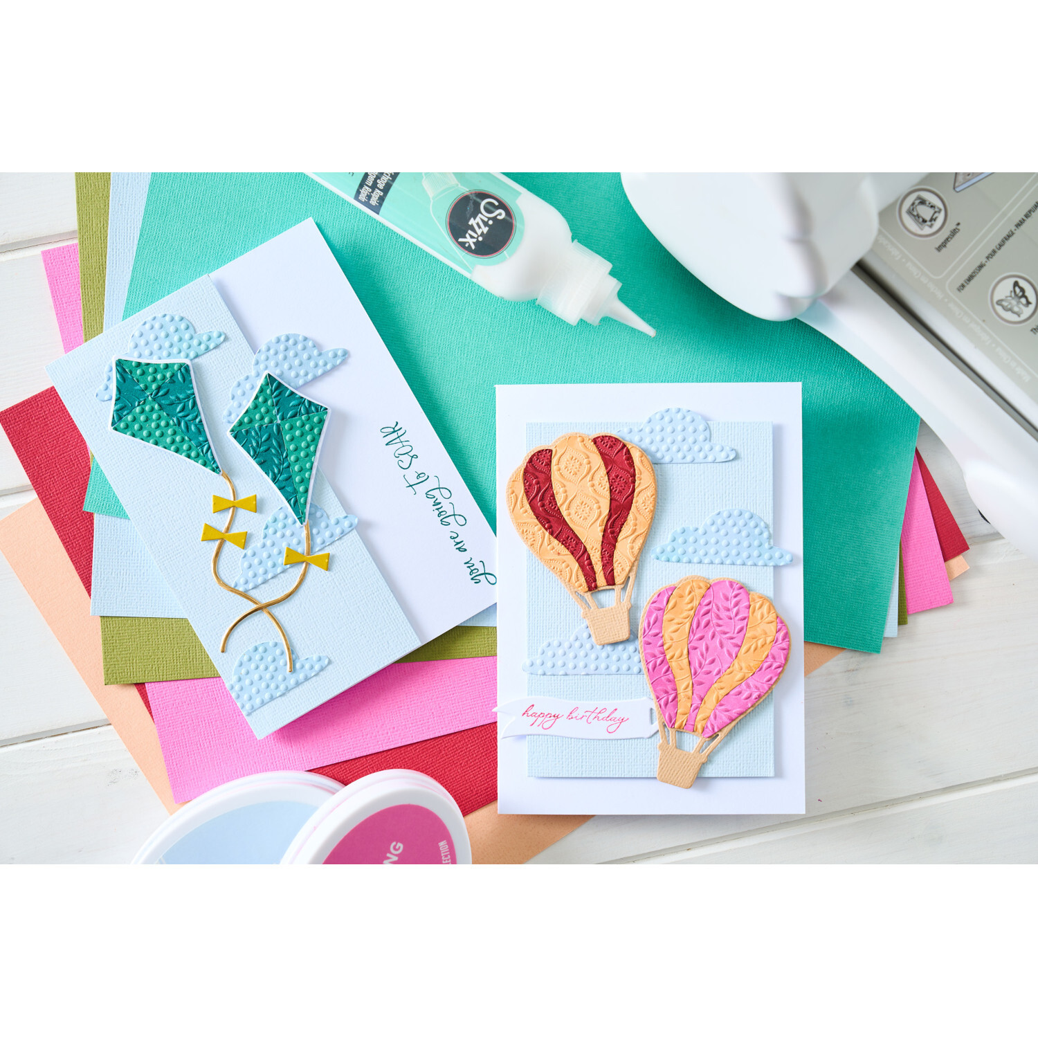 Framelits Up and Away #2 Set 16 Stück von idee. Creativmarkt Framelits Up and Away #2 Set 16PK: Bunte Grußkarten mit Heißluftballons und Drachen auf farbigem Papier.