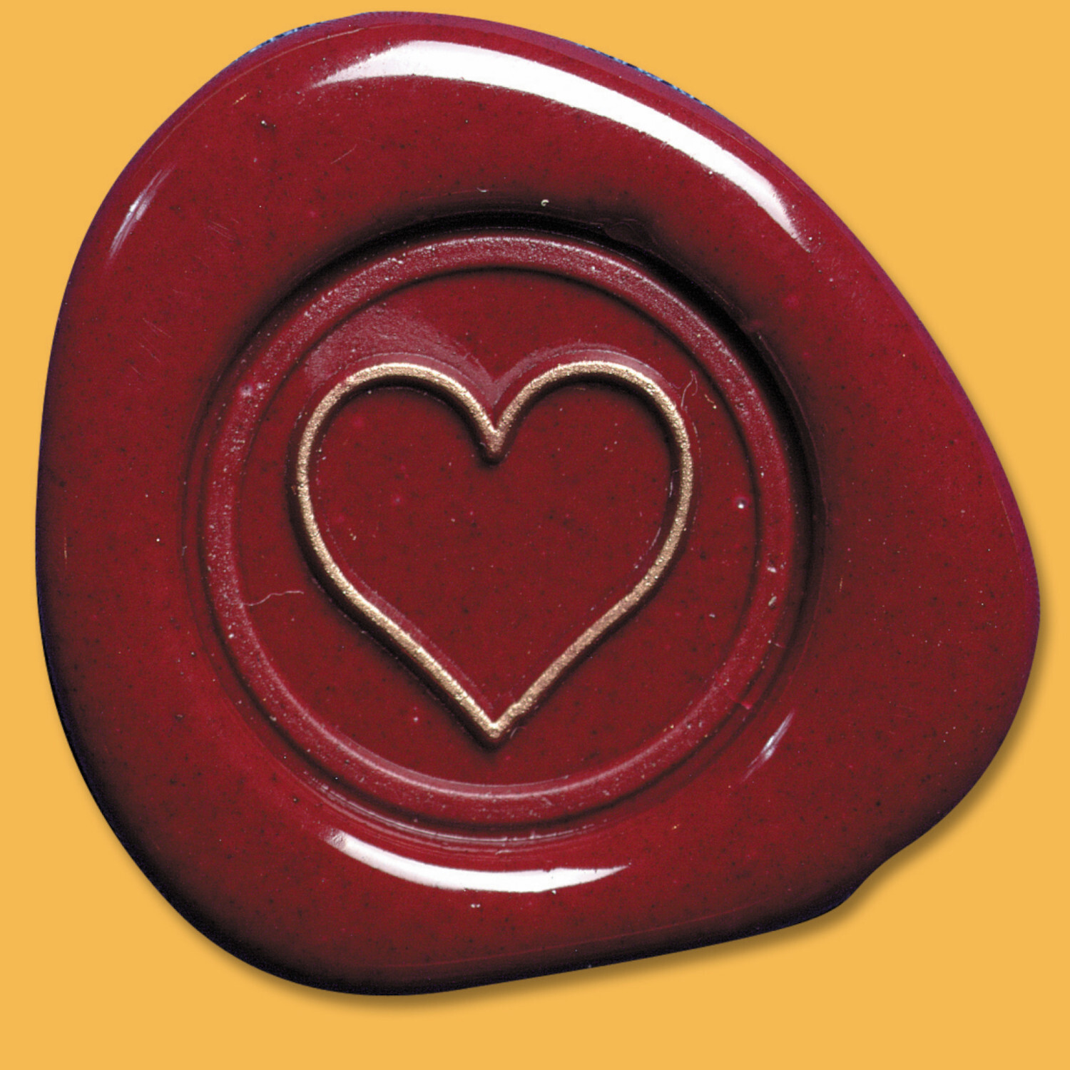 Siegelplatte Herz: Rotes Wachssiegel mit Herzmotiv auf orangefarbenem Hintergrund, ideal für romantische Anlässe.