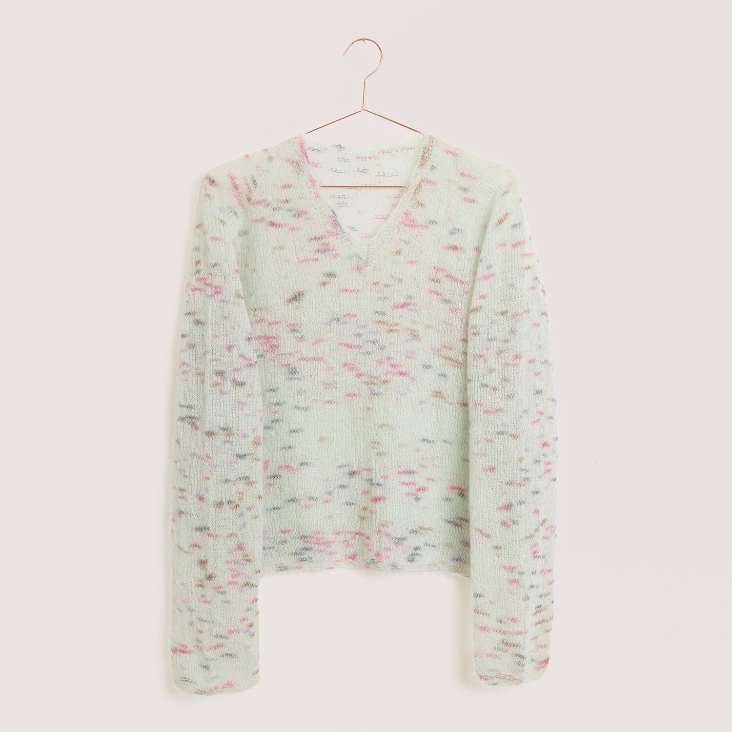 Essentials Super Kid Mohair Loves Silk Cute Confetti 25g 190m Farbe Summer von Rico Design Strickset Pullover Modell 34 aus Made by Me Nr. 18, pastellfarbener V-Ausschnitt-Pullover aus Mohair-Seide-Mischung.