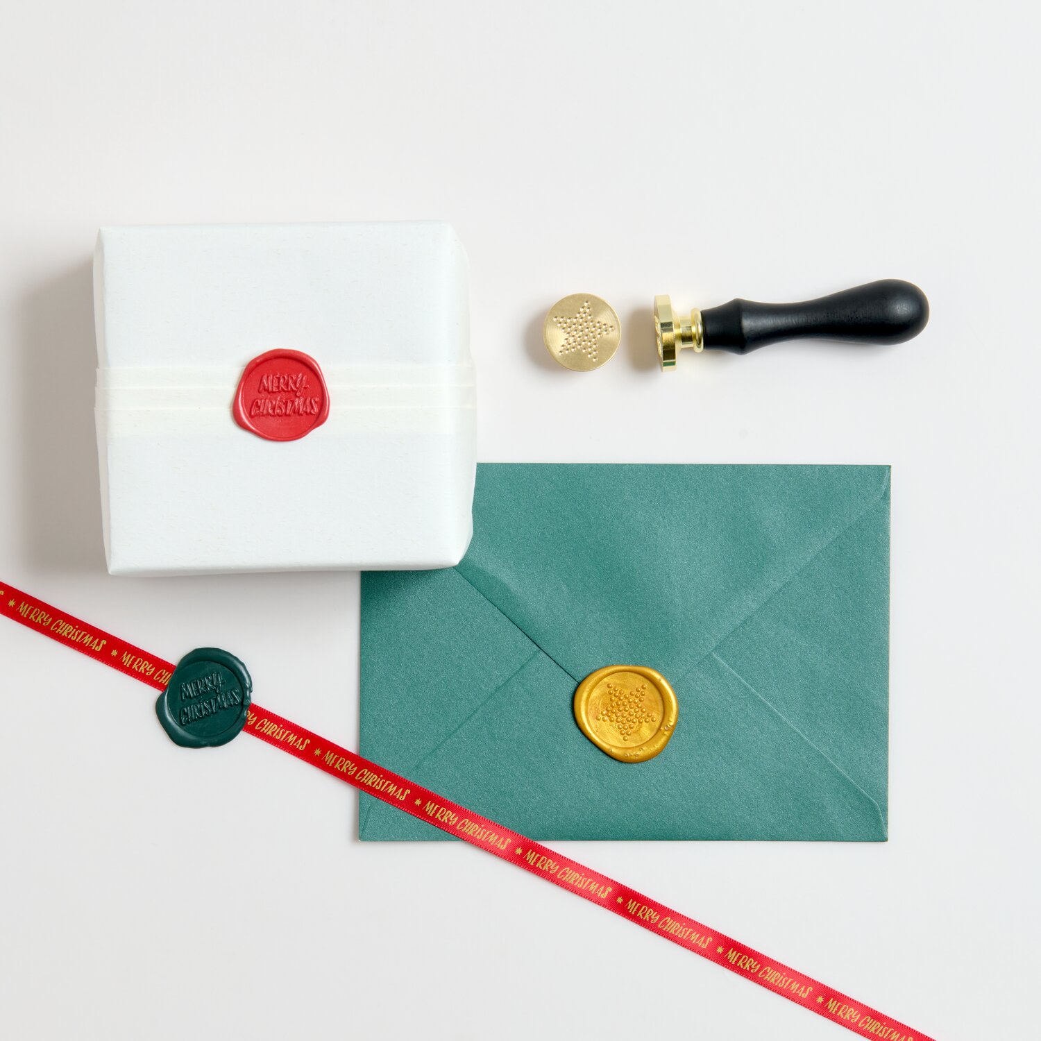 Paper Poetry Siegelwachs Set X-Mas, 20-teilig, mit Stempel und Briefsiegel auf Geschenk und grüner Karte, ideal für festliche Weihnachtspost und DIY-Deko