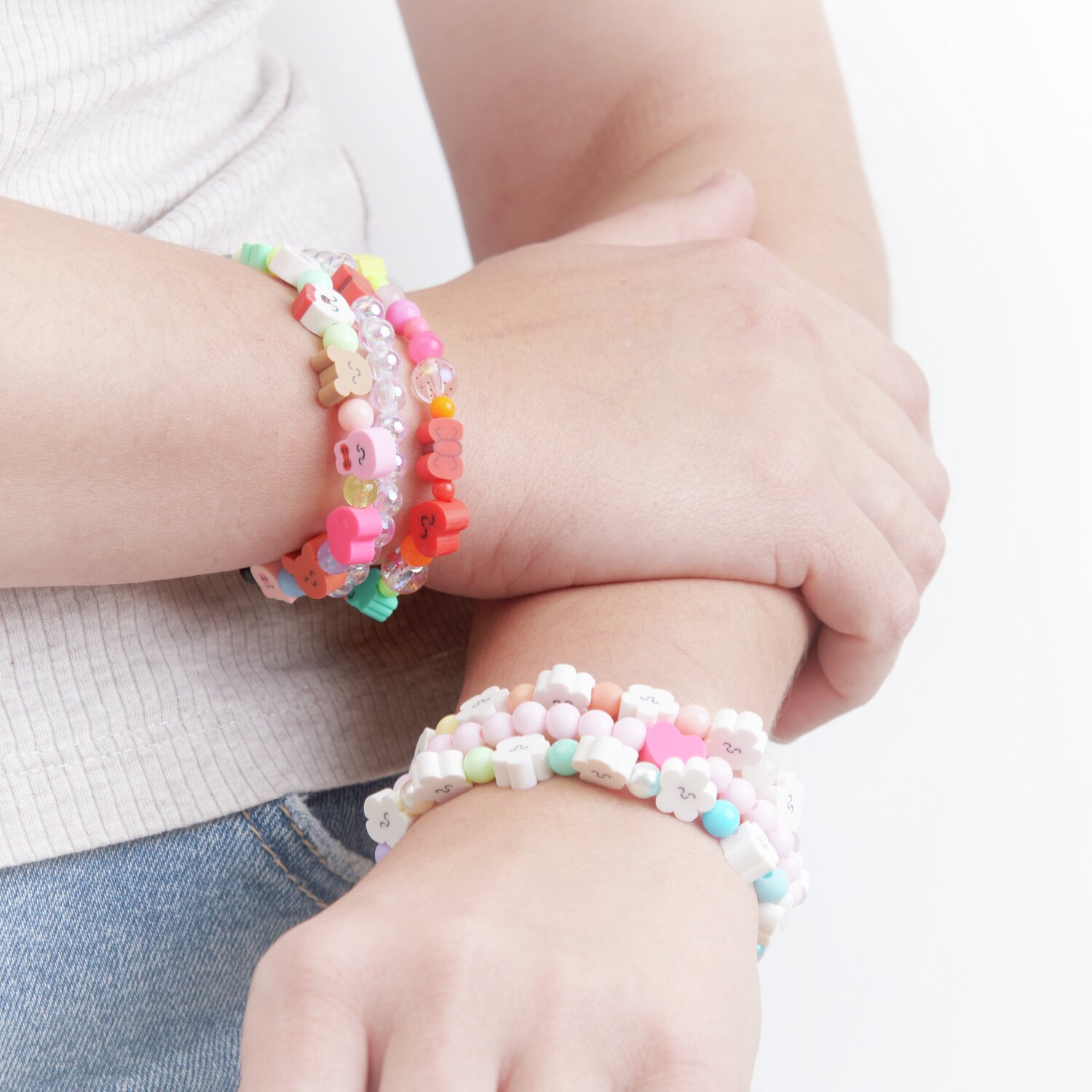 Mini Perlen Armband Set Chingu Sky, bunte Perlen, am Handgelenk getragen, modisch und verspielt.