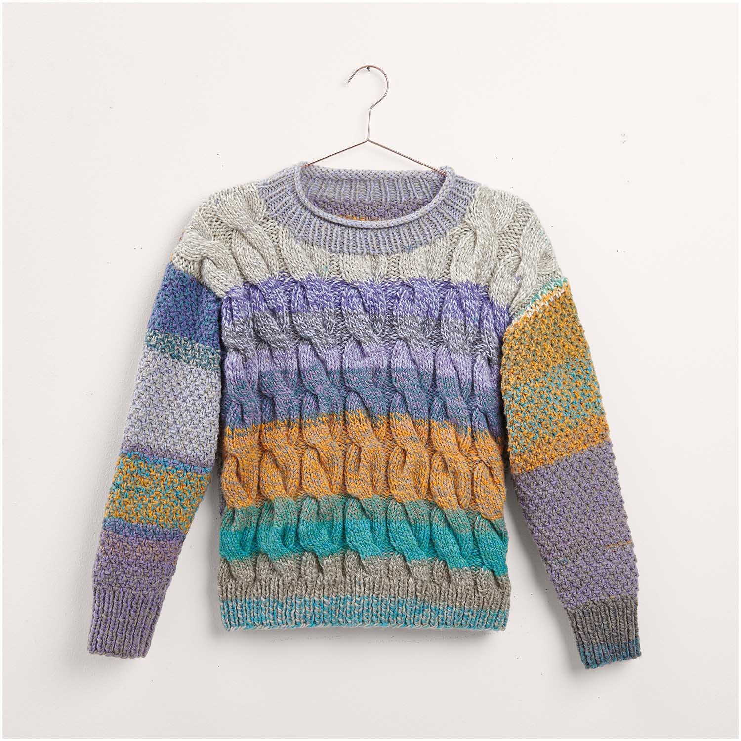 Pullover in bunten Streifen aus der Kollektion "Made by Me Nr. 17". Modell 39 zeigt ein Strickset mit Zopfmuster in Grau, Blau, Lila, Gelb und Türkis. Perfekt für kreative Strickprojekte.