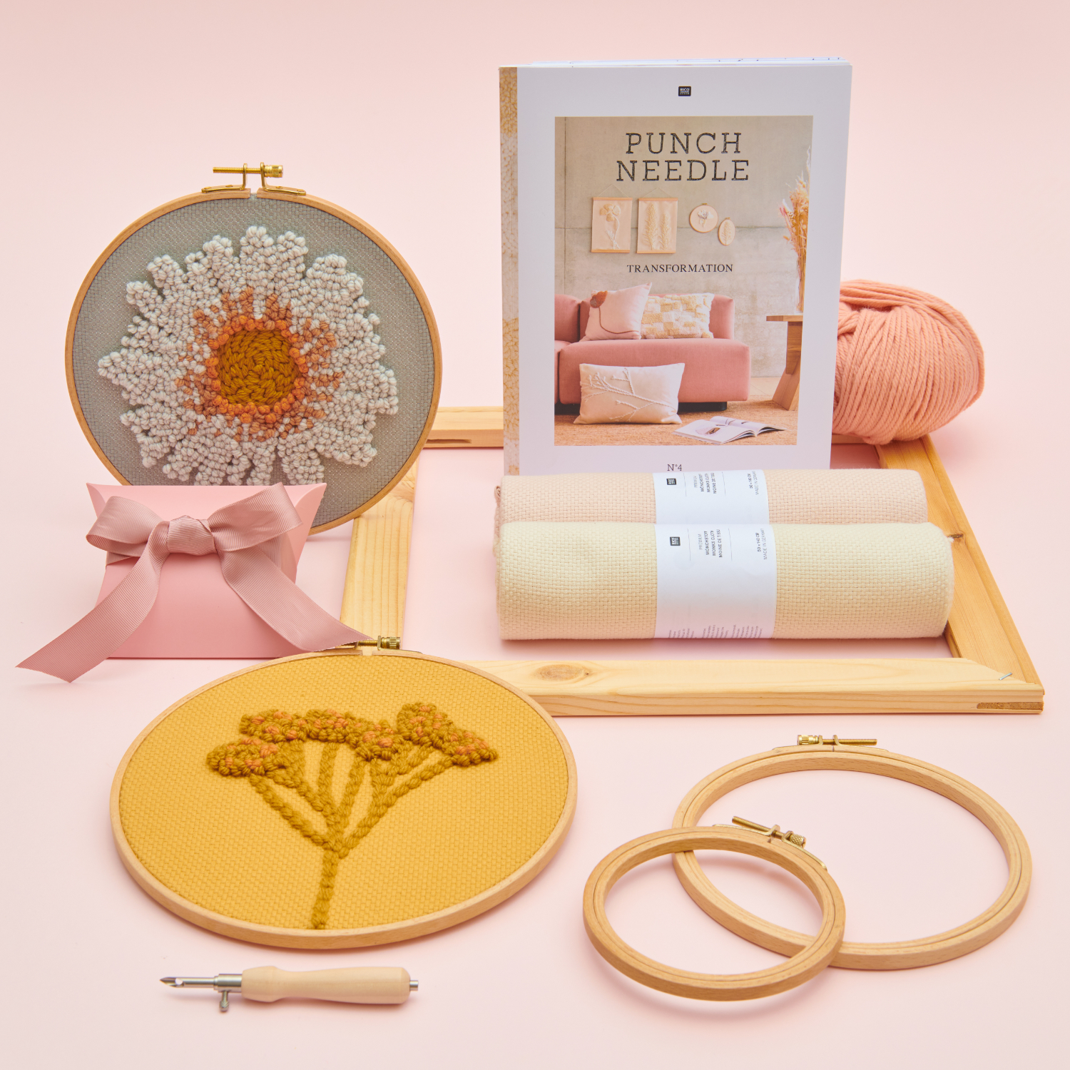 Holzrahmen und -ringe mit verpackten Stoffen und Garn, sowie Stickringe in Punch-Needle-Art und Punch-Needle-Heft.