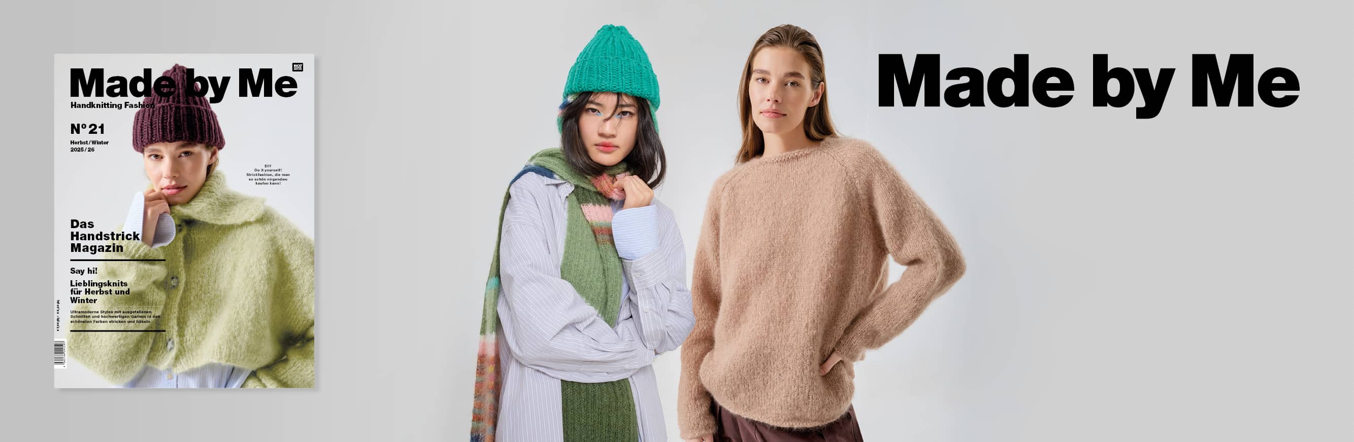 Zwei Frauen tragen gestrickte Kleidung aus Made by Me No. 21 und posieren vor grauem Hintergrund. Daneben ein Cover und Logo des Handstrick Magazins Made by Me No. 21 