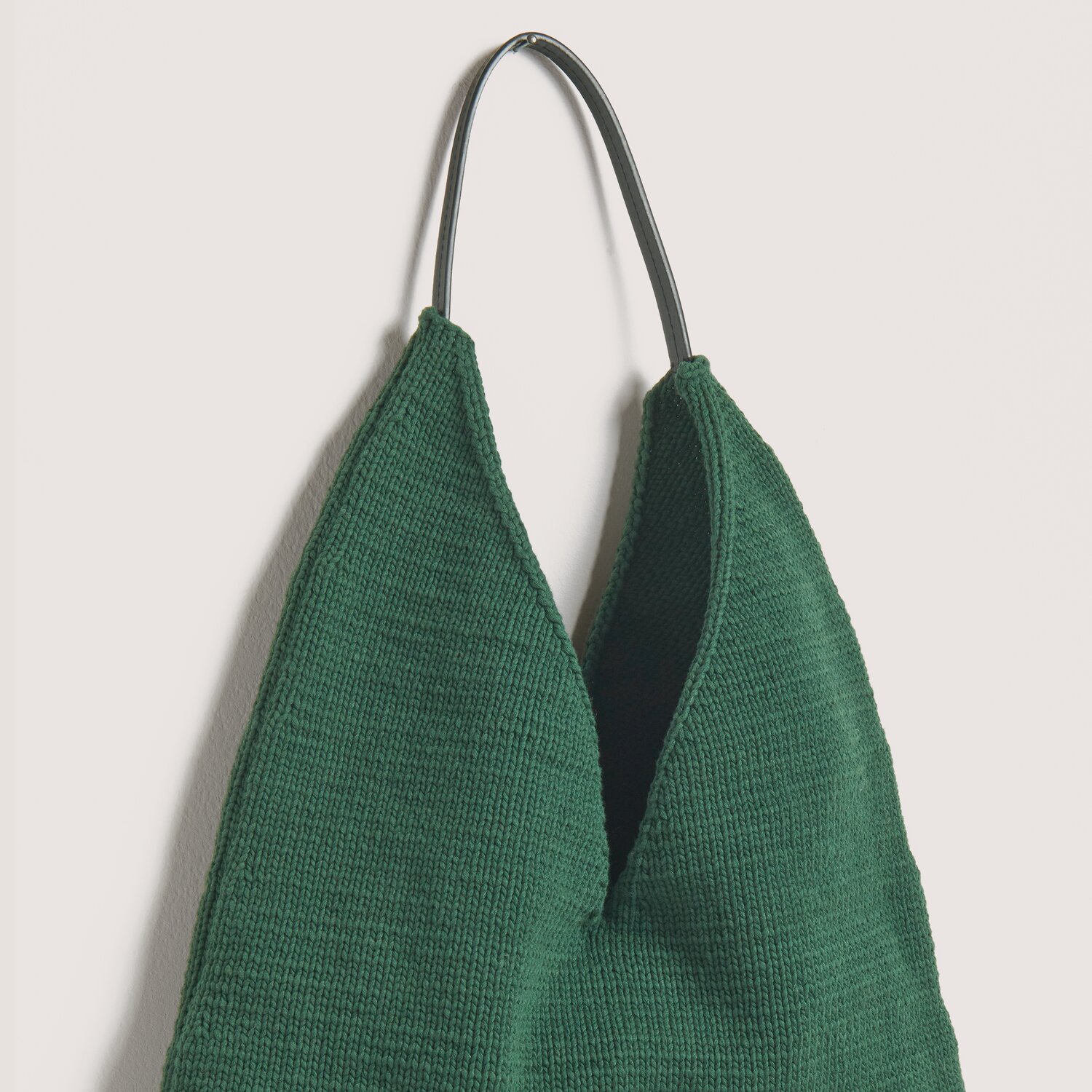 Made by Me No. 22 Frühjahr-Sommer Tasche in Efeu-Grün, gestrickt aus Fashion Jersey, mit schwarzem Henkel.