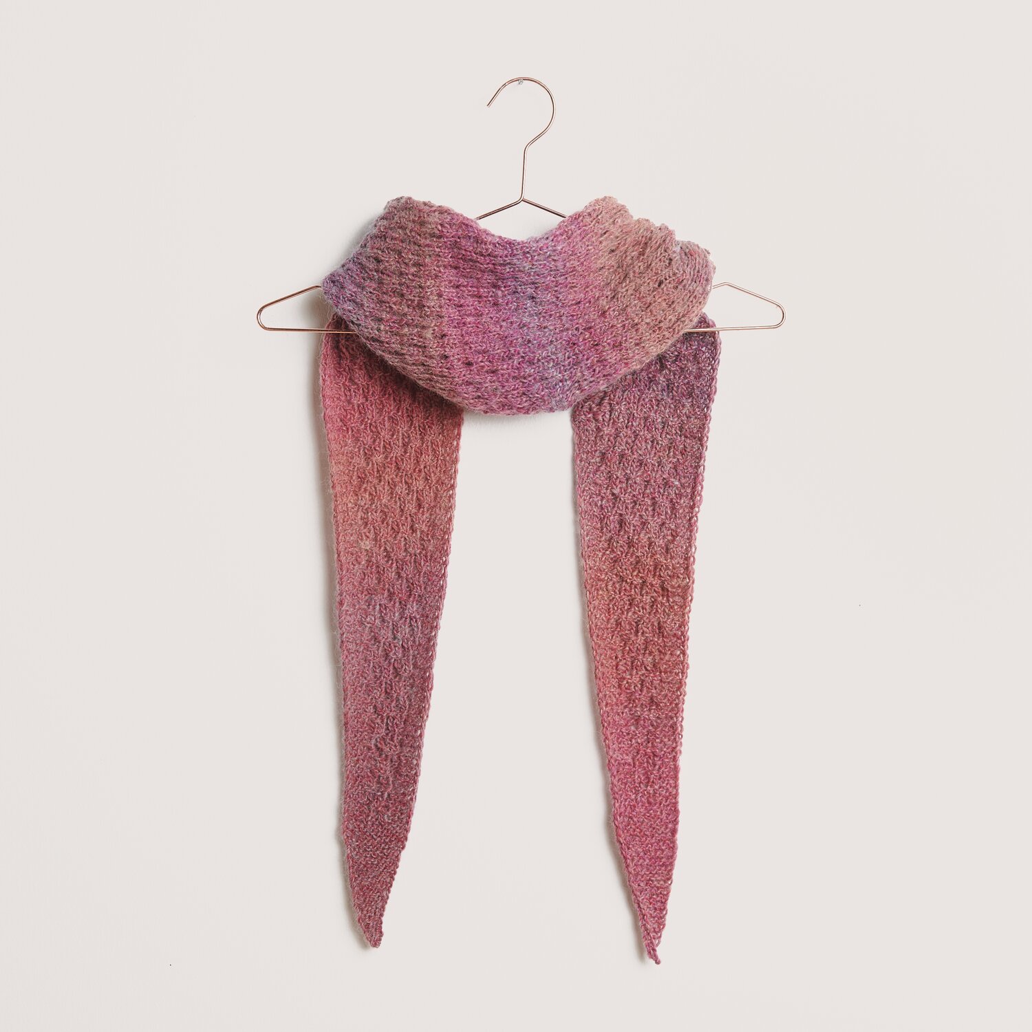 Gestricktes Dreieckstuch in Rottönen