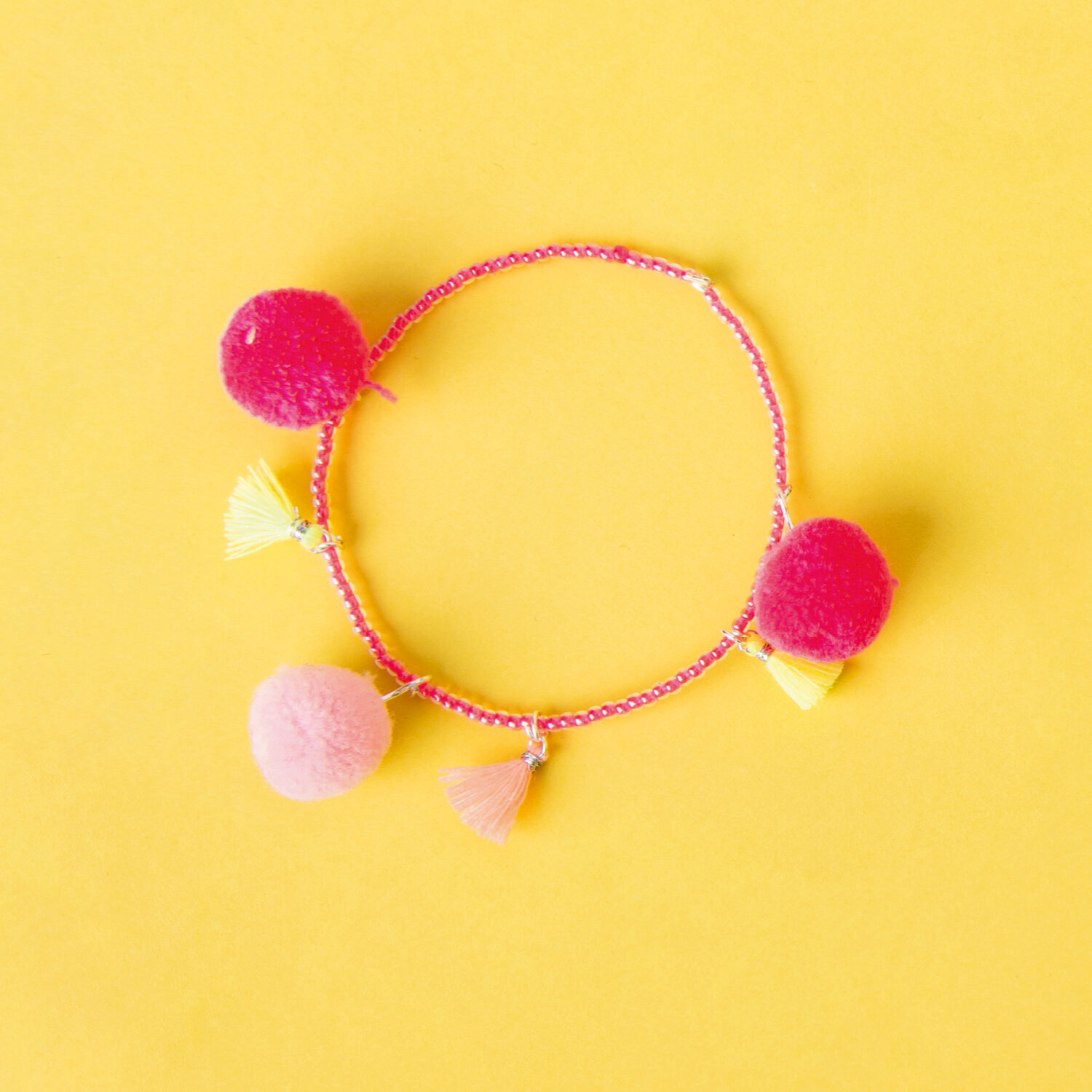 Bastelanleitung Perlenarmband mit Quasten und Pompons von Rico Design