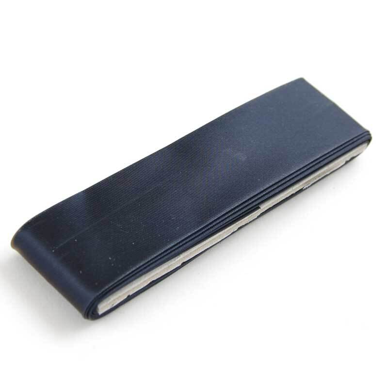 Satin-Schrägband 30mm 2m von Gütermann in Dunkelblau, aufgerollt und bereit für Nähprojekte.