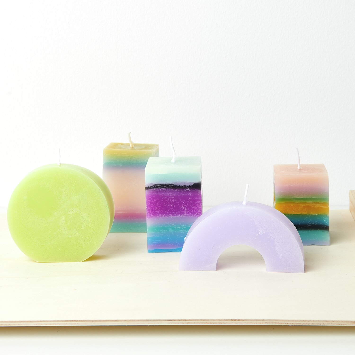 Kerzenwachs Granulat Größe 300g von Rico Design Kerzenwachs Granulat: Bunte, handgefertigte Kerzen in verschiedenen Formen und Pastelltönen.