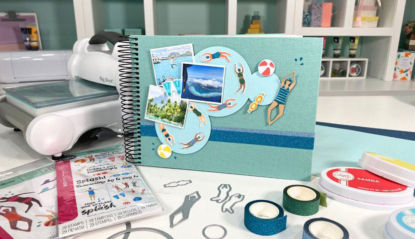 Bastelanleitung Urlaubsalbum mit der Sizzix gestalten Bastelanleitung Urlaubsalbum mit der Sizzix gestalten: Kreatives Album in Türkis mit Fotos und Verzierungen, ideal für Urlaubserinnerungen.