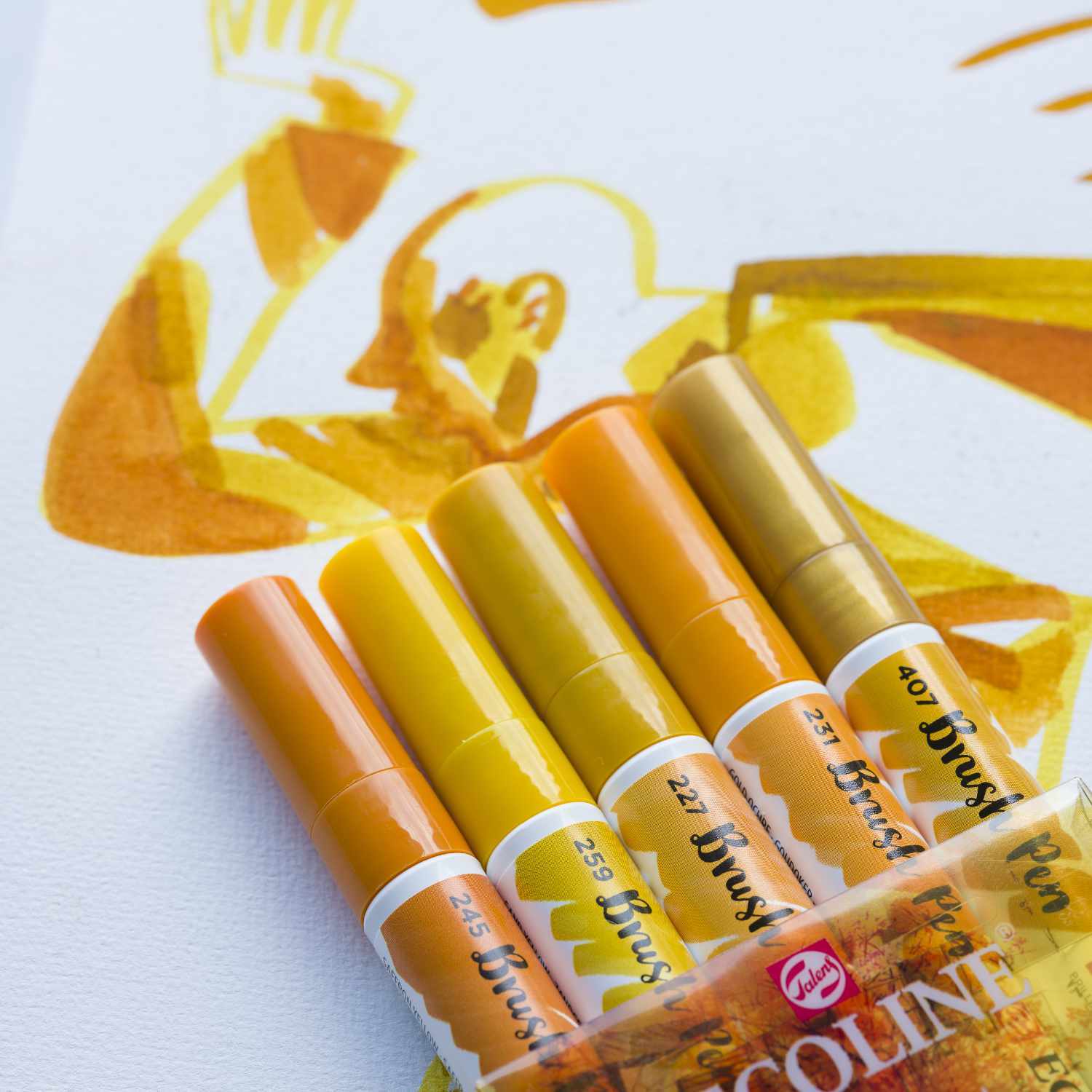 Brush Pen Set 5 Stück in Erdtönen von ECOLINE, vor einem Kunstwerk in Gelb- und Brauntönen.