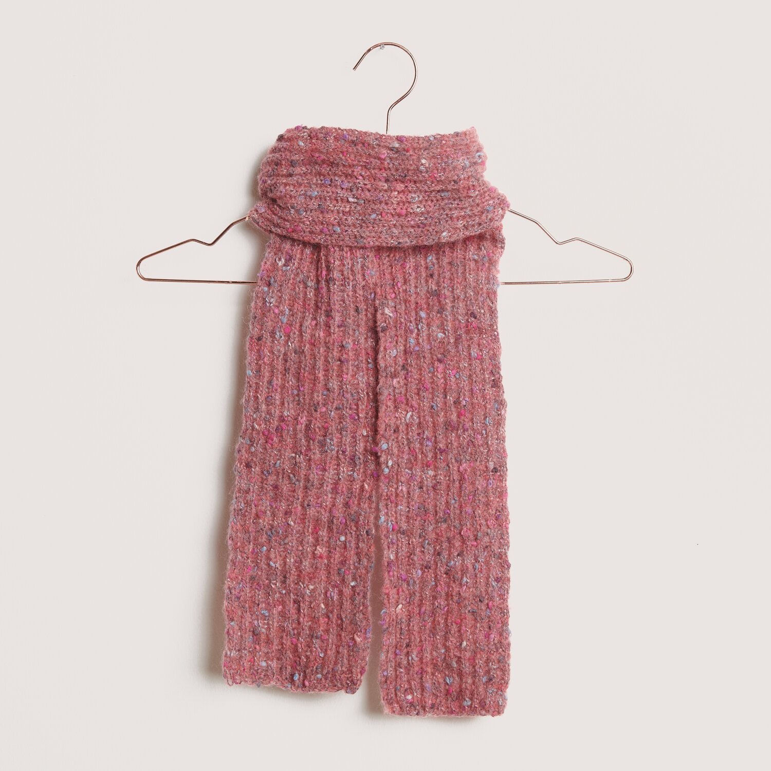 Gestrickter Schal in Rottönen