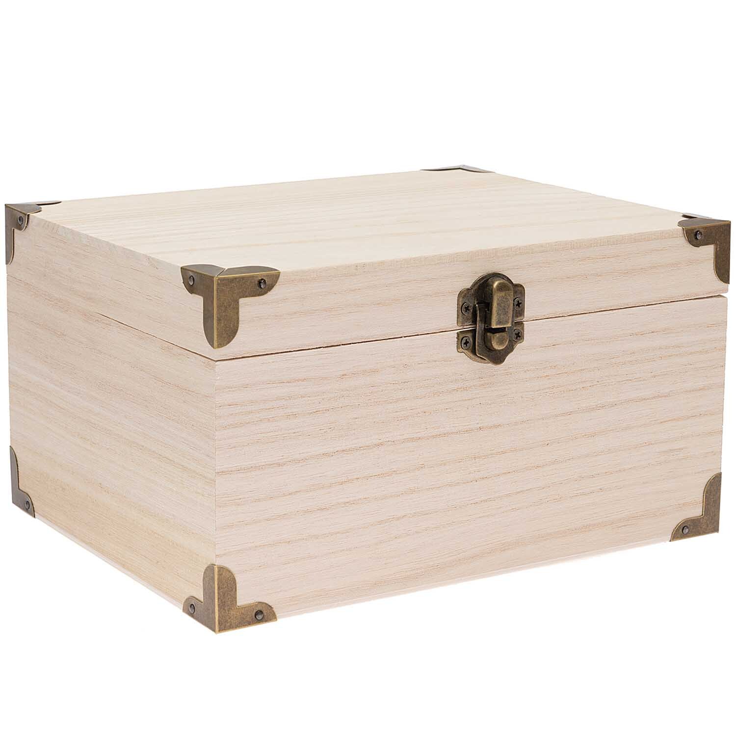 Holz-Schatztruhe mit Beschlägen