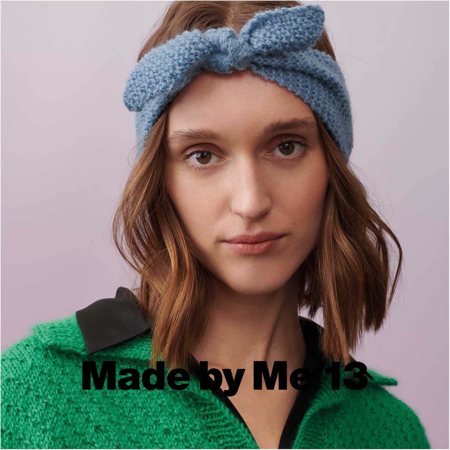 Luxury OMG Stirnband in Hellblau von Rico Design, getragen von Frau mit braunen Haaren vor pastellfarbenem Hintergrund.