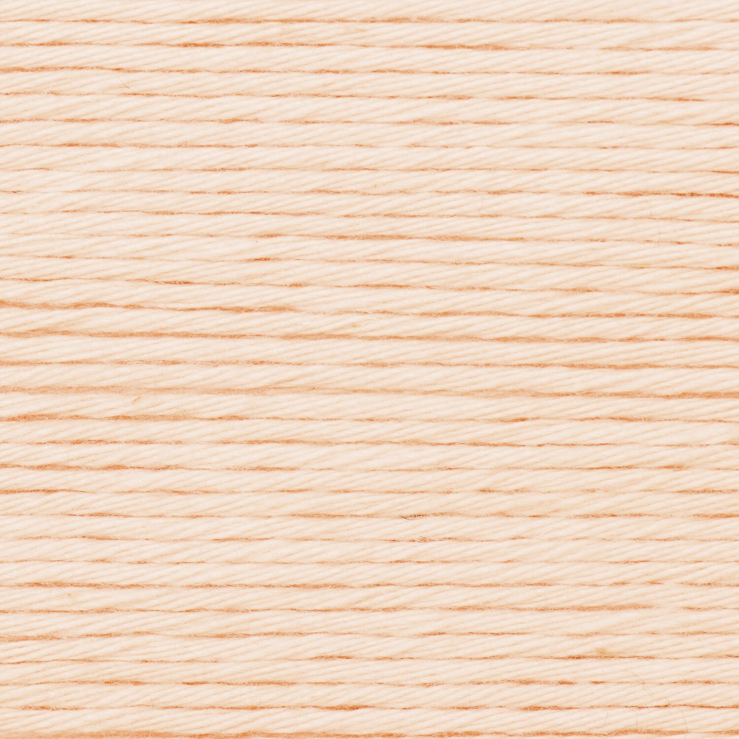 Creative Cotton aran, Puder: Nahaufnahme von weichem, puderfarbenem Garn, 50g 85m, ideal zum Stricken.