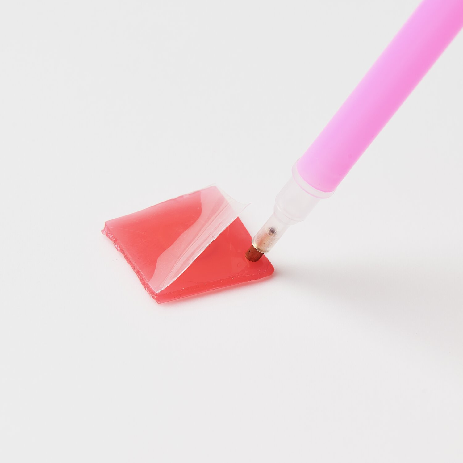 Diamond Painting DIY-Set Funkelnder Blumenkranz: Rosa Stift auf rotem Wachs für präzises Platzieren der Steine.