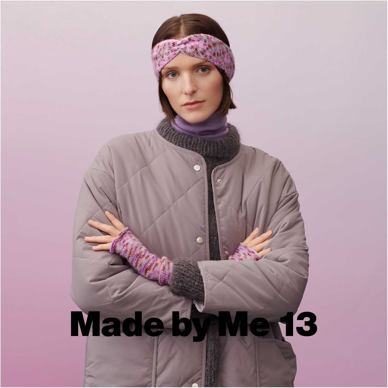 Luxury Hand-Dyed Happiness dk: Frau trägt violettes Stirnband und passende Handstulpen von Rico Design.