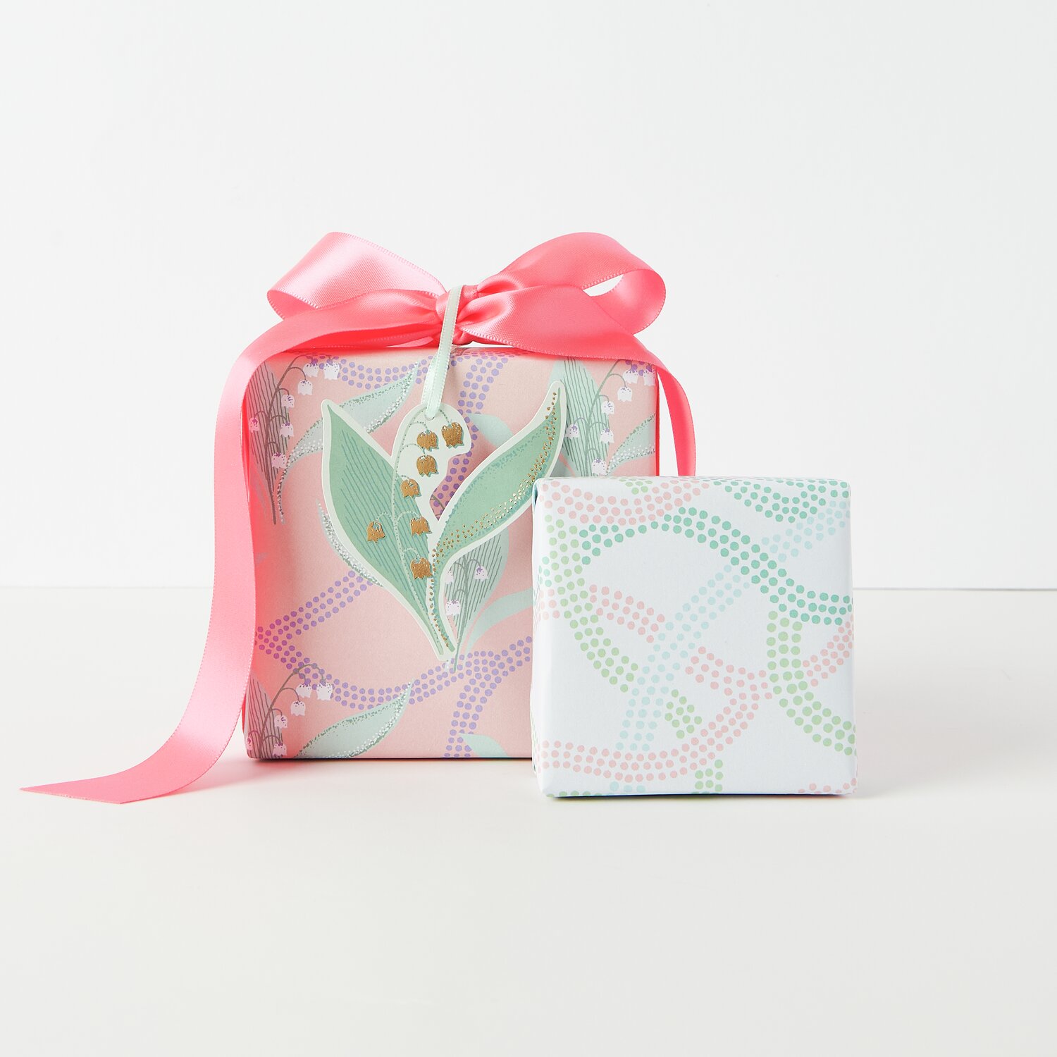 Paper Poetry Motivpapierblock The Sky is the Limit 23 Blatt: Zwei Geschenke mit pastellfarbenem Papier und rosa Schleife, dekorativ verpackt.