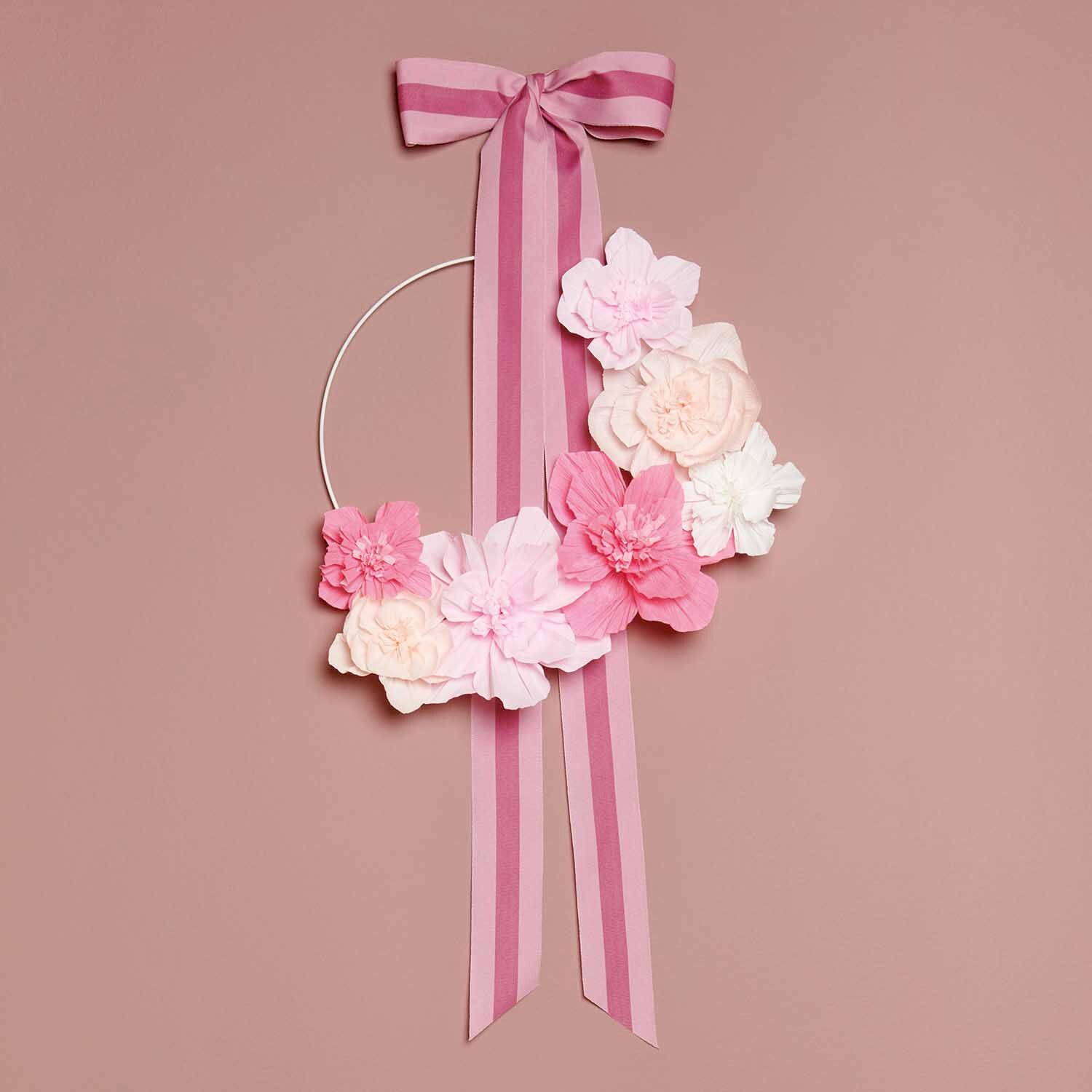 Bastelanleitung Blumenkranz aus Krepppapierblumen von idee. Creativmarkt 