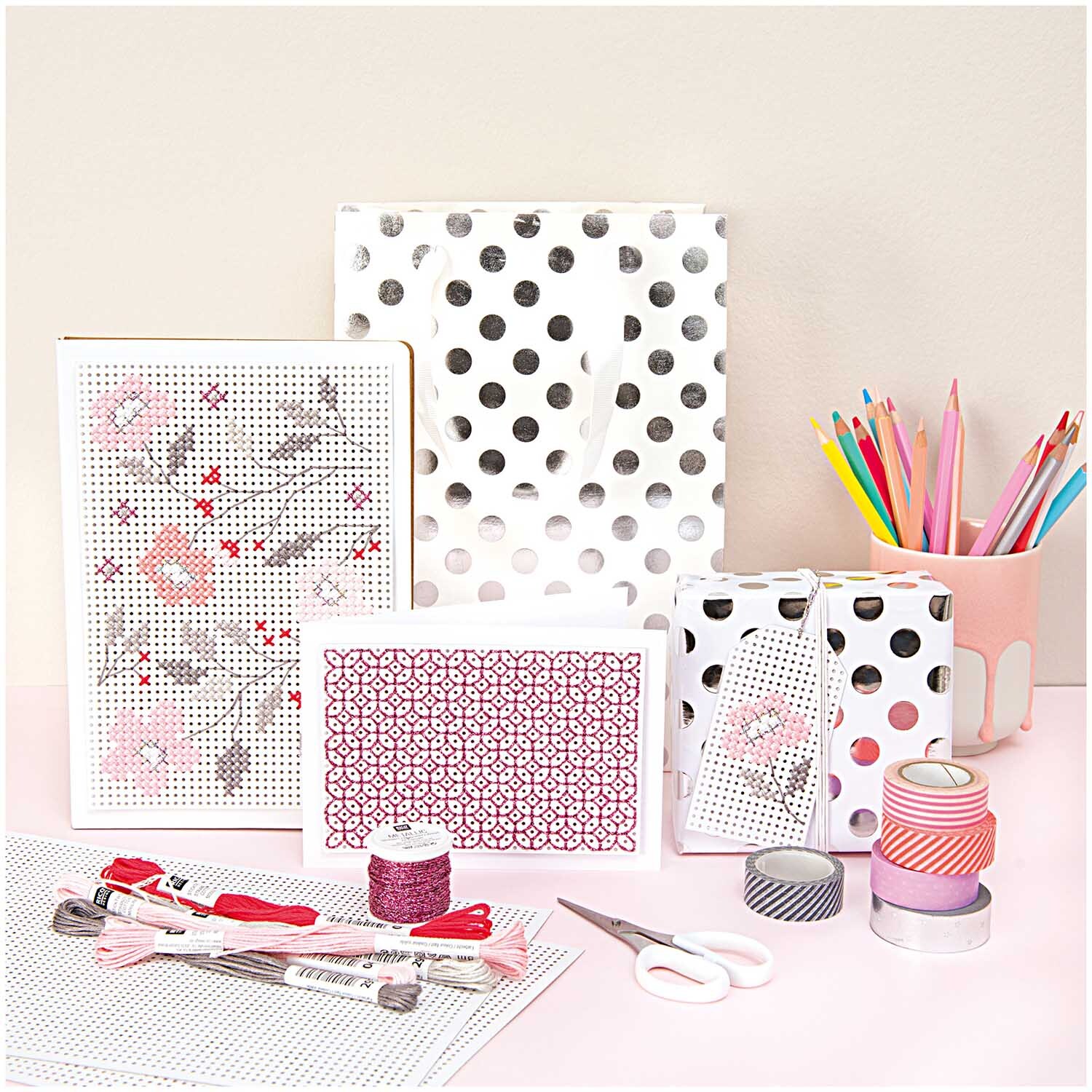 Sticktwist 8m: Kreatives Set von Rico Design mit bunten Stiften, Scheren und gemusterten Papieren. Ideal für DIY-Projekte und Handarbeiten.