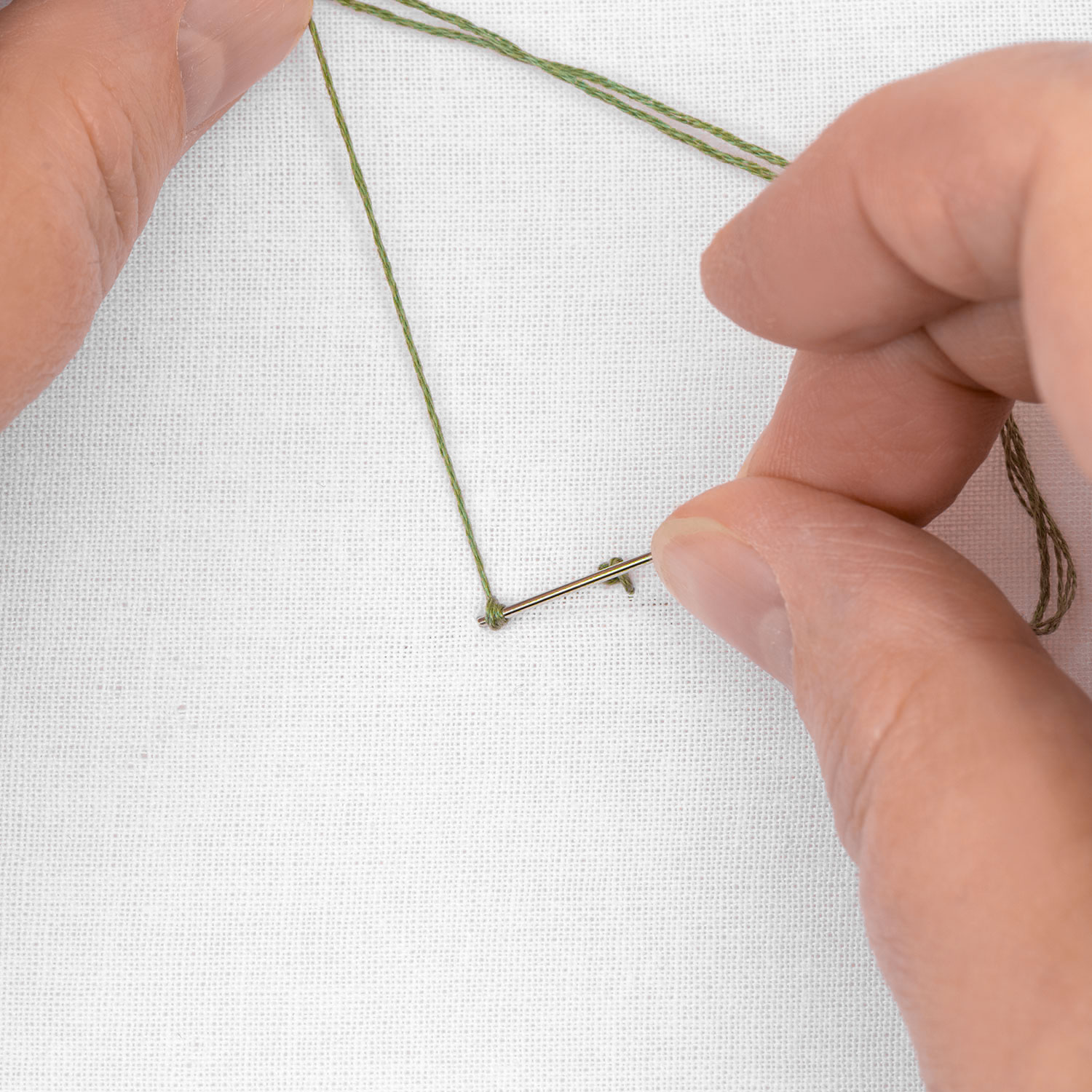 Schritt 5 in der Stickanleitung für einen Knötchenstich