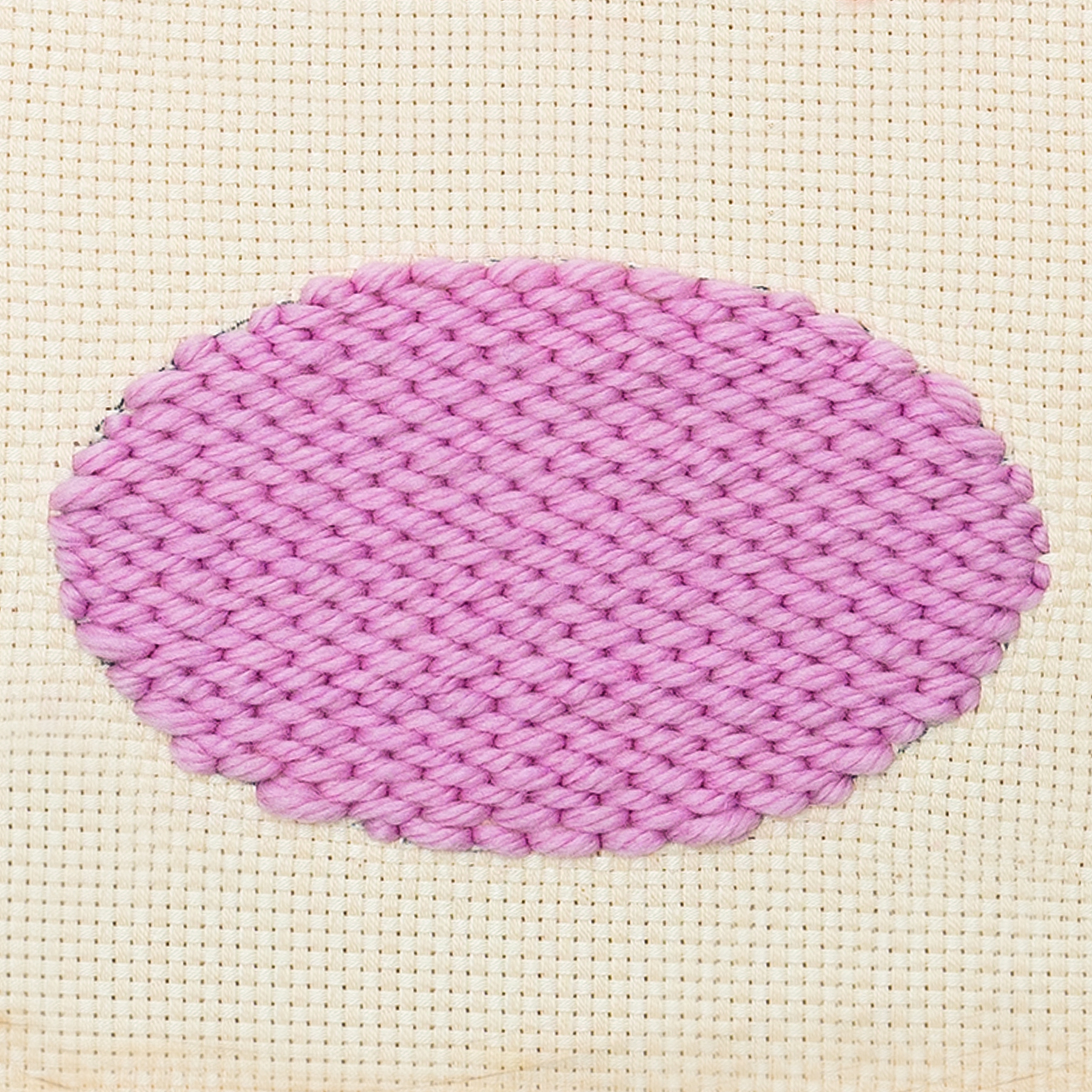 Punch Needle Beispiel von Plattstich in Fadenlauf gestickt