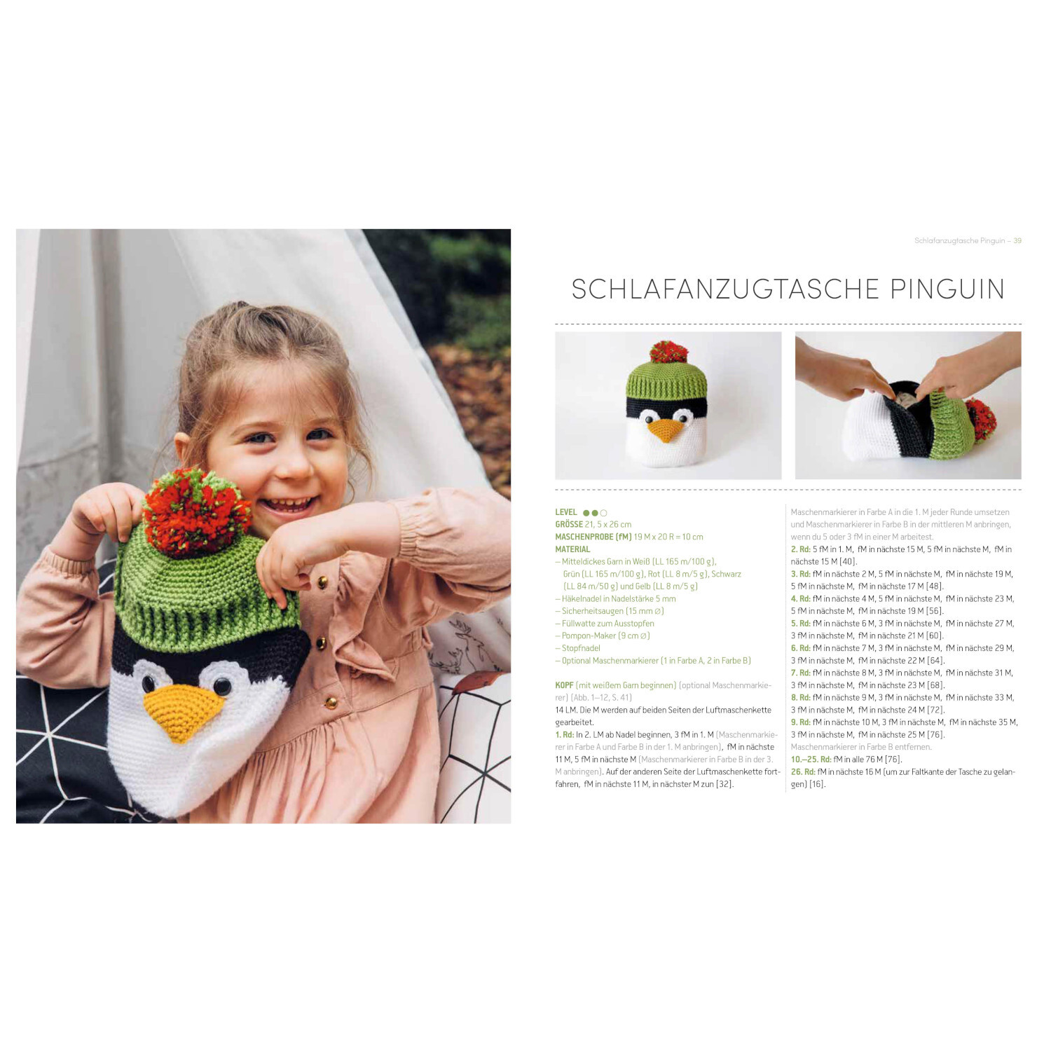 Tierisch süße Rucksäcke & Taschen häkeln: Kind mit Pinguin-Tasche in Grün und Weiß, Christophorus Verlag.