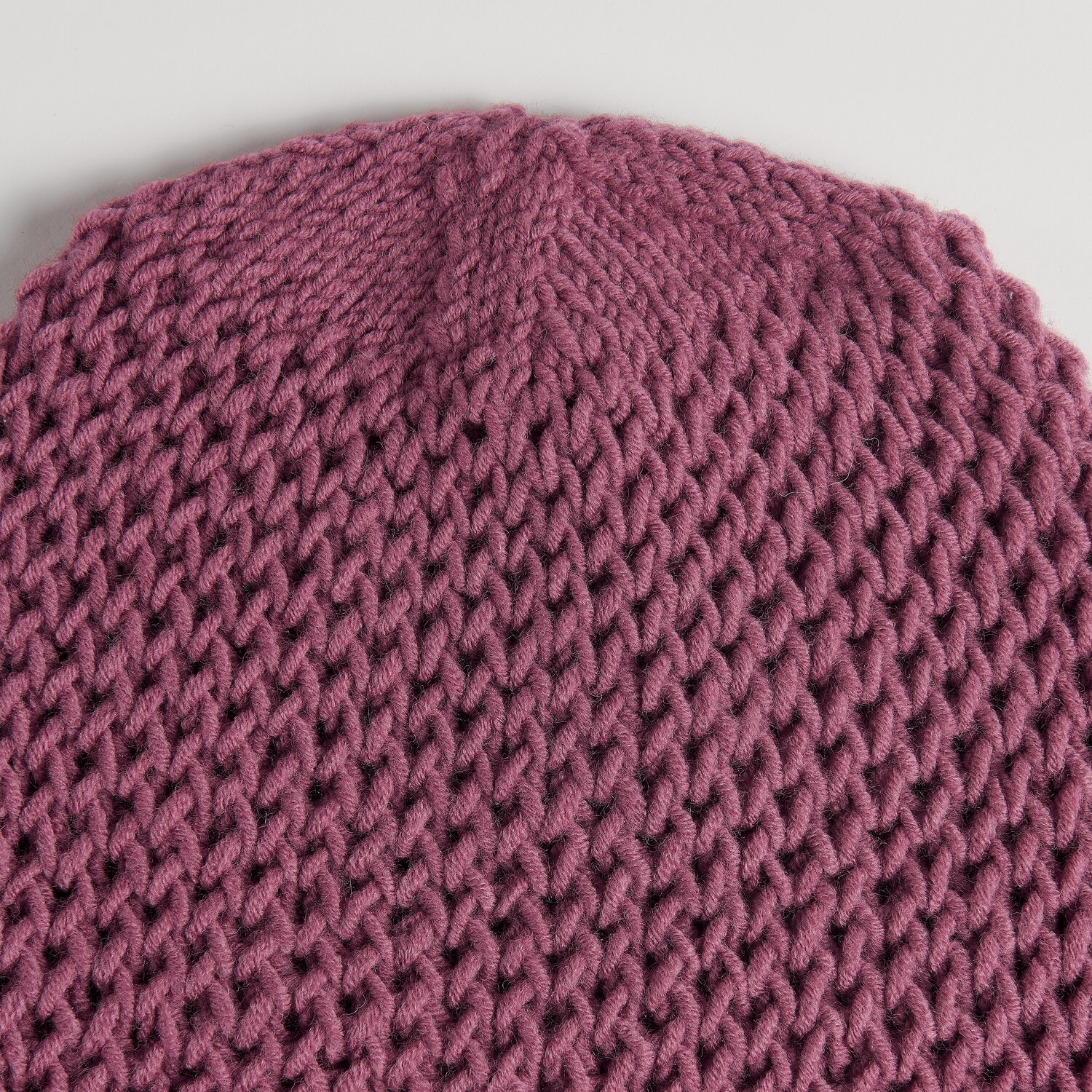 Die Neue Masche No. 16 Herbst, gestrickte Mütze von Wolle Rödel in Grobstrick mit voluminösem Maschenbild, Detailansicht der weichen Winterkopfbedeckung