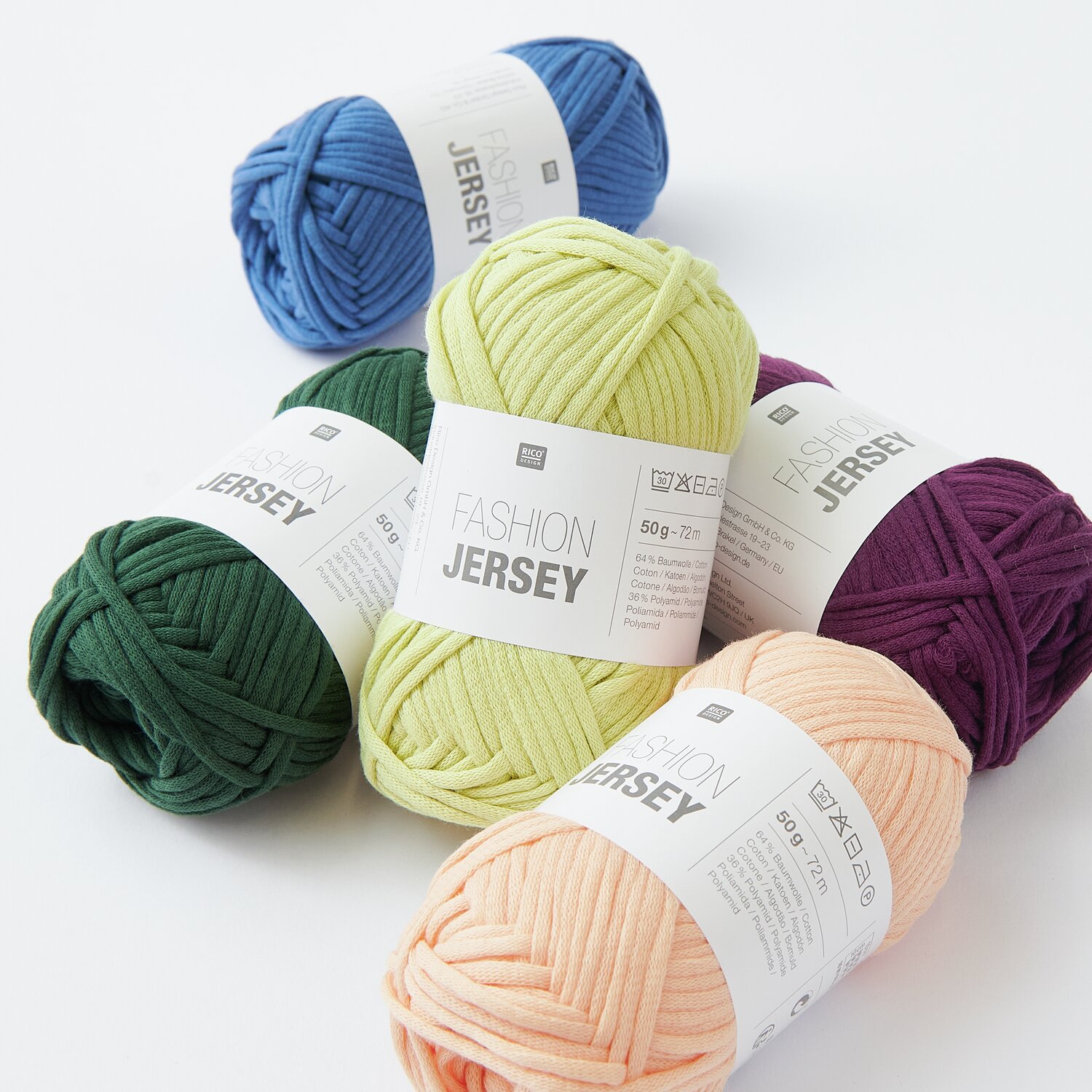 Fashion Jersey Sortiment VI 100-teilig: Fünf Wollknäuel in Pistazie, Bordeaux, Pfirsich, Efeu und Royalblau.