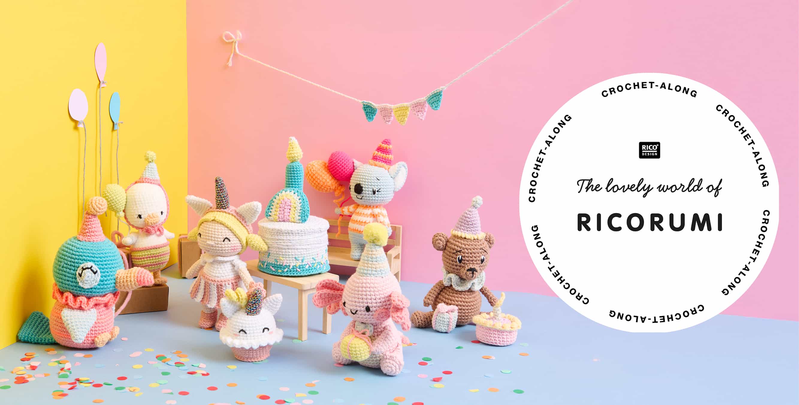 Sieben Amigurumis zum Thema Birthday Party sind mit Partyaccessoires vor bunten Wänden dekoriert. Ein Logo von Ricorumi ist abgebildet.