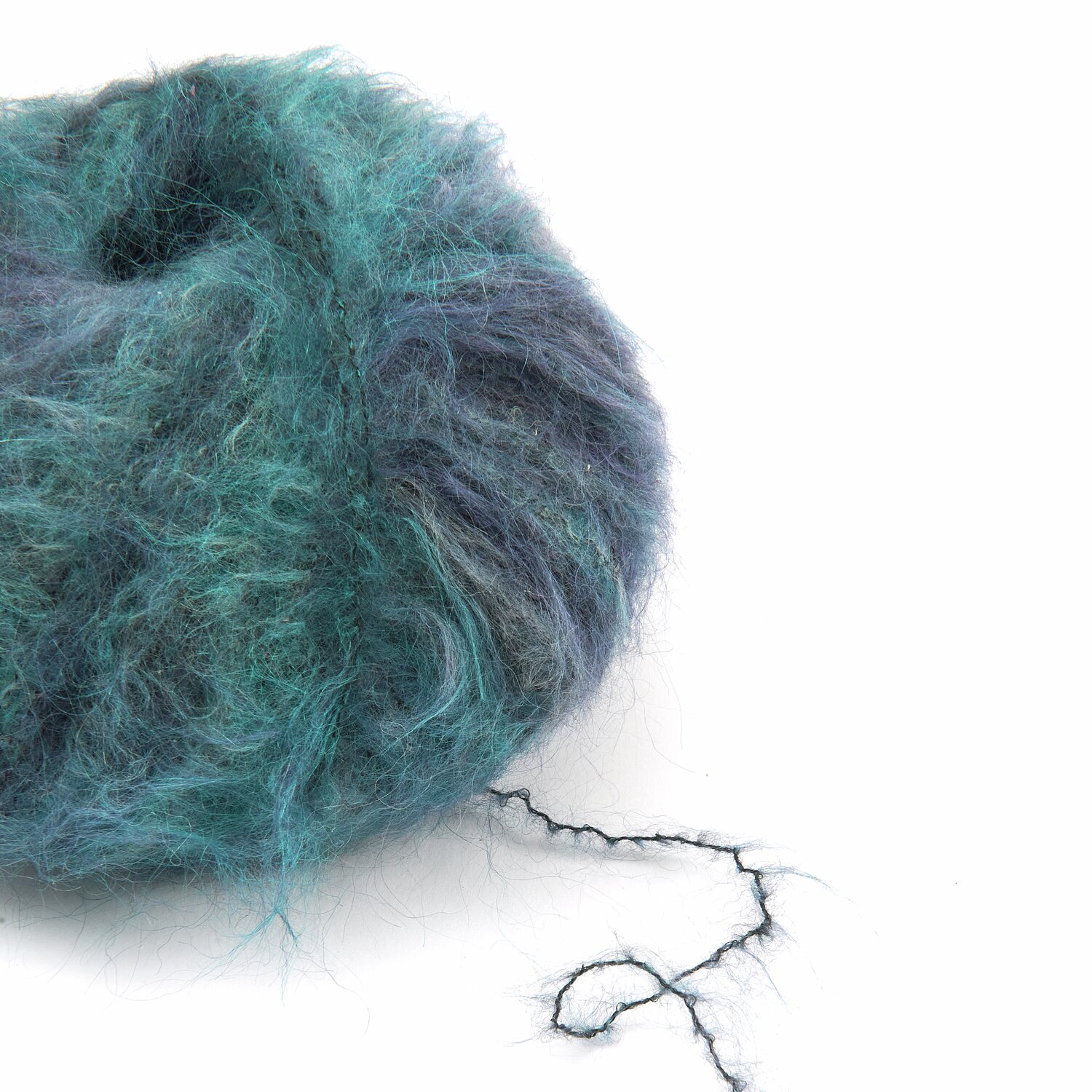Lovewool No. 21 Herbst-Winter Sprachauswahl deutsch von Rico Design Weiches, flauschiges Garnknäuel in Blau- und Grüntönen, ideal für Strickprojekte. Perfekt für kreative Handarbeiten. Hochwertige Qualität, vielseitig einsetzbar.