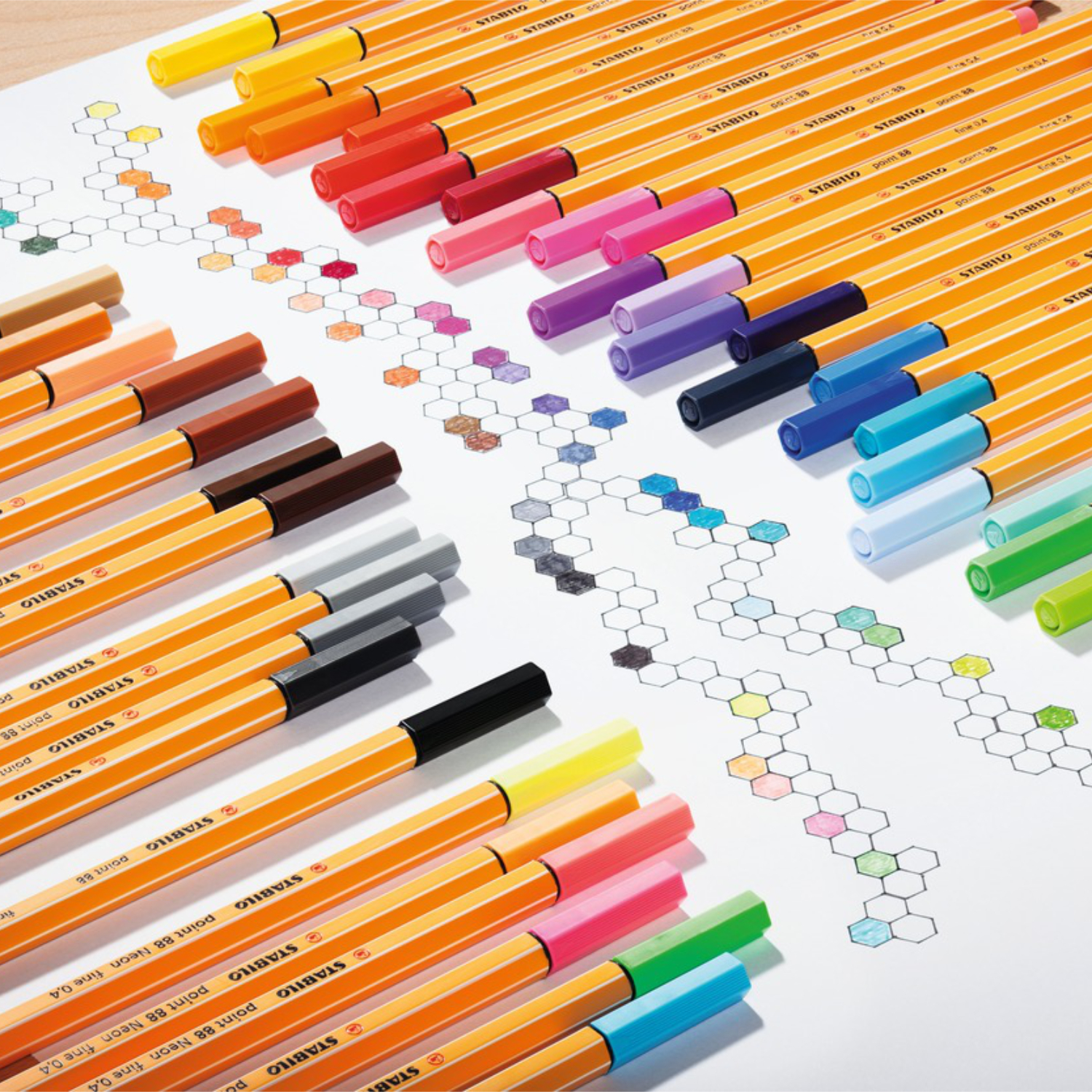 Point 88 Fineliner 0,4mm in verschiedenen Farben auf Papier mit geometrischen Mustern. Ideal für präzises Zeichnen und Schreiben.