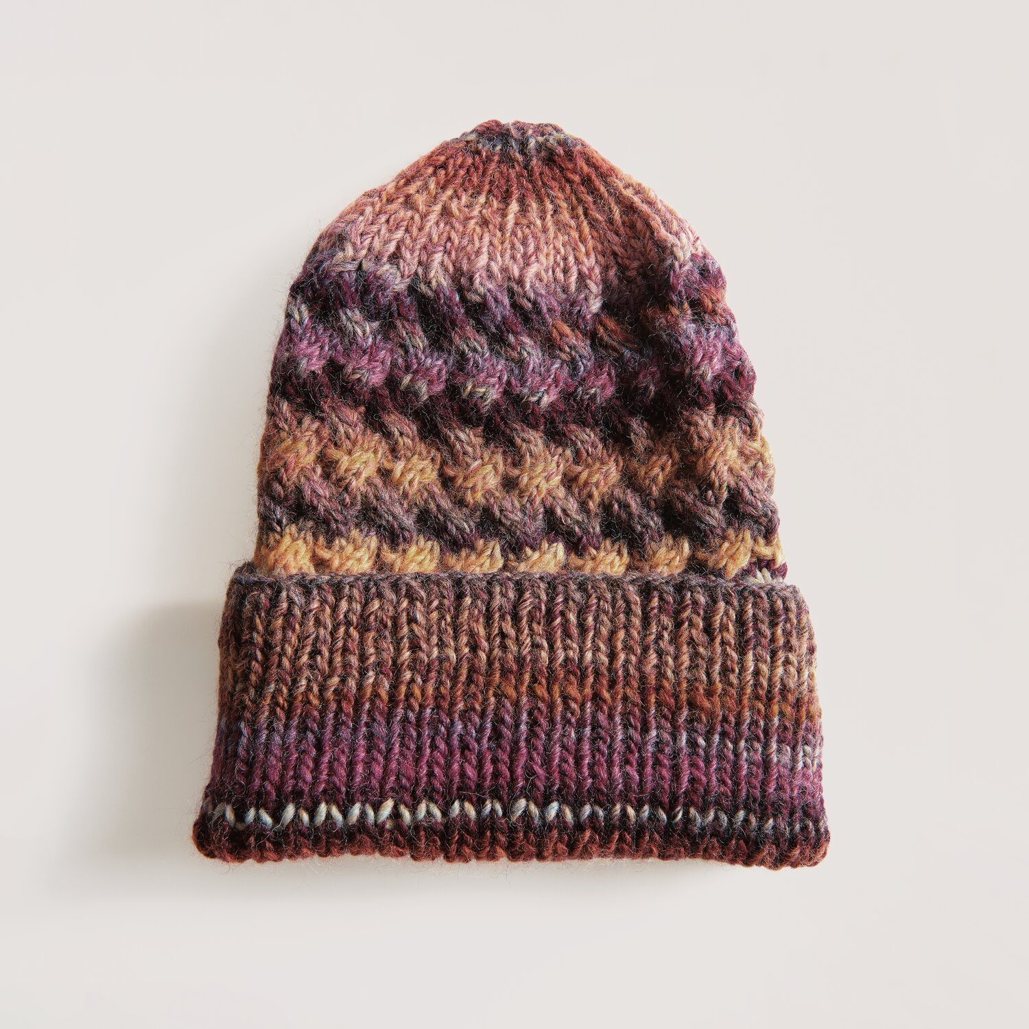 Die Neue Masche No. 14 Winter von idee. Creativmarkt Creative Melange chunky Mütze in dunklen Beerentönen von Rico Design, gestrickt aus weicher Wolle.