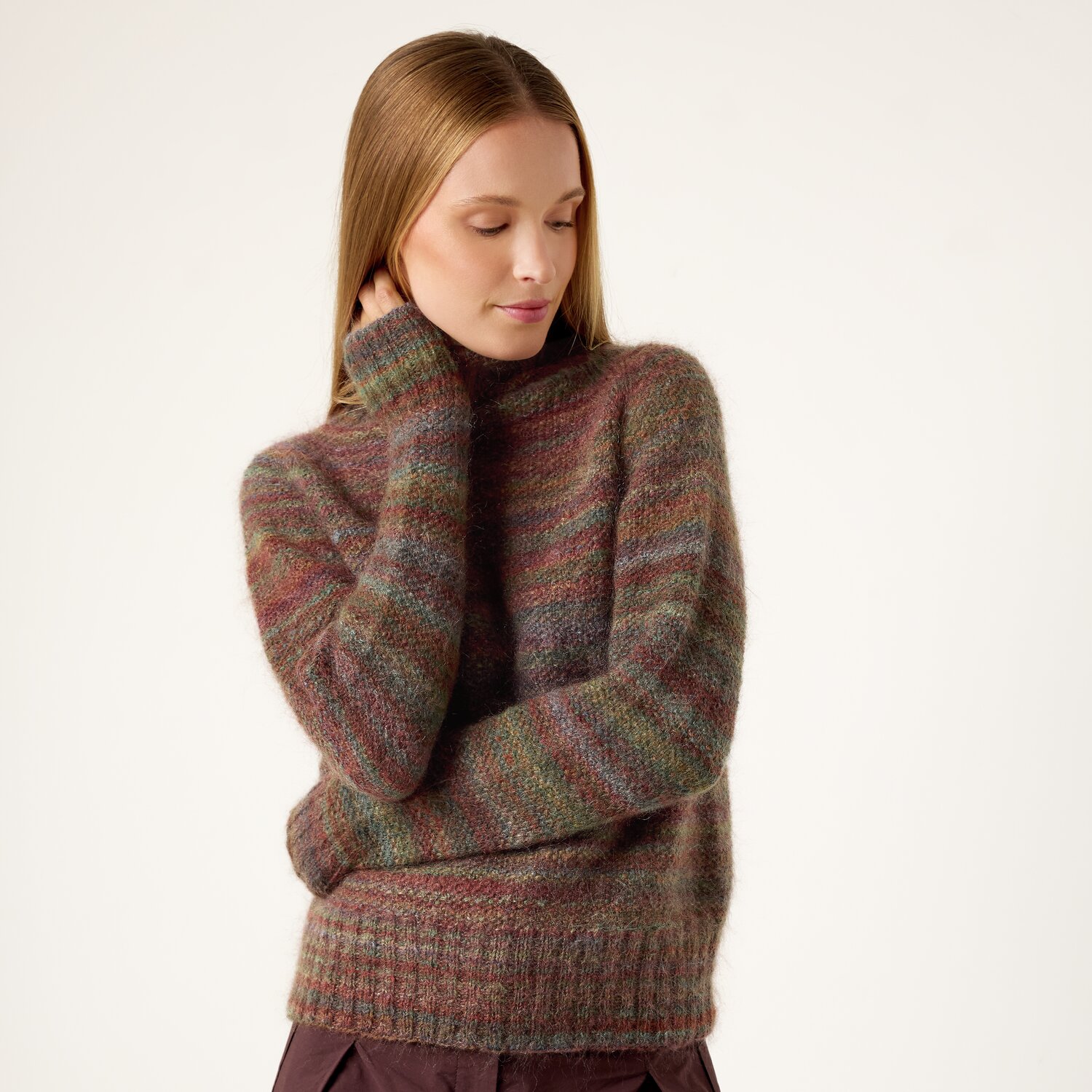 Strickset Pullover Modell 18 aus Die Neue Masche No. 13 von idee. Creativmarkt Strickset Pullover Modell 18 aus Die Neue Masche No. 13, bunter Pullover in Erdtönen.