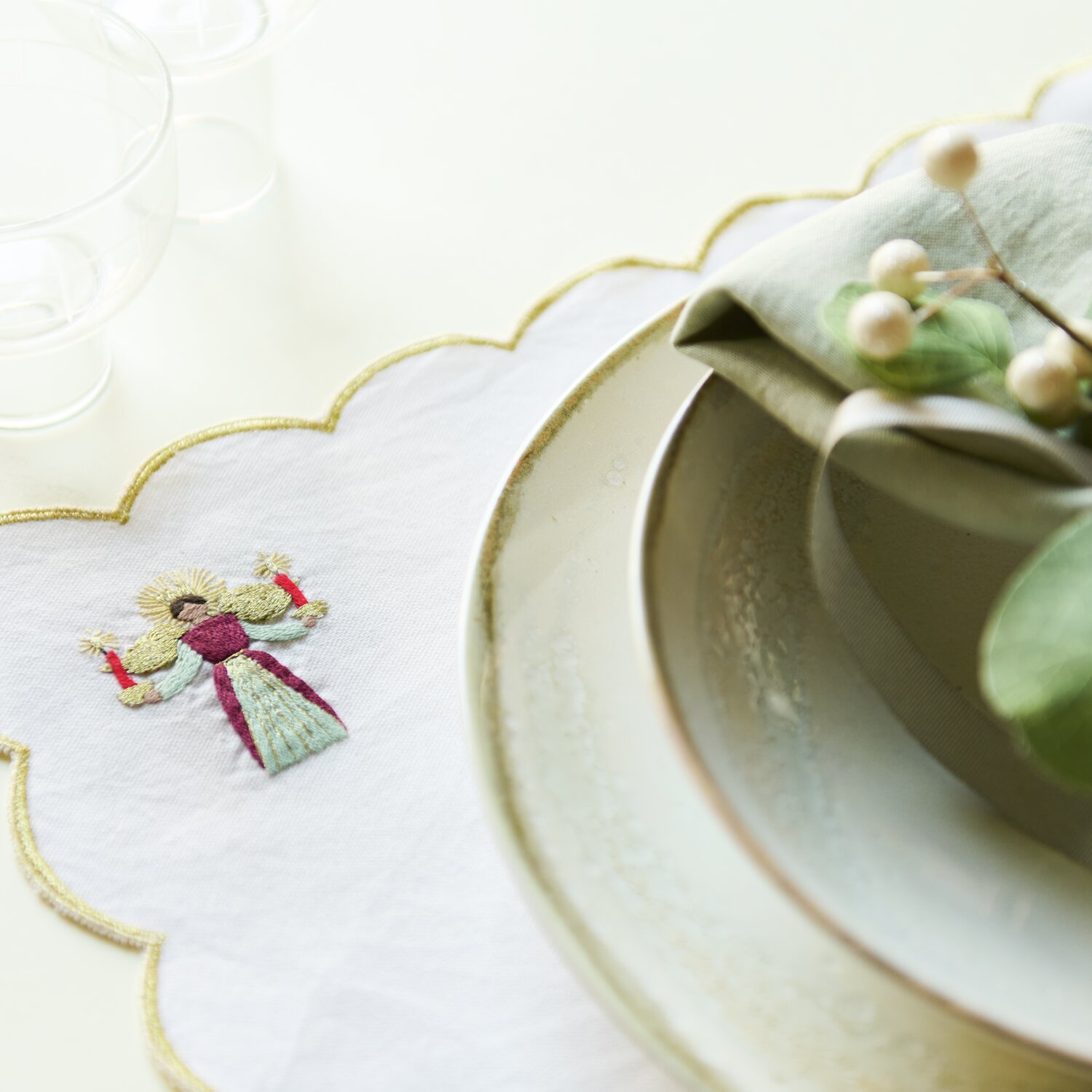 Stick & Stitch Stickpackung zeigt einen Engel mit Kerzen auf einem weißen Tischtuch von Rico Design.