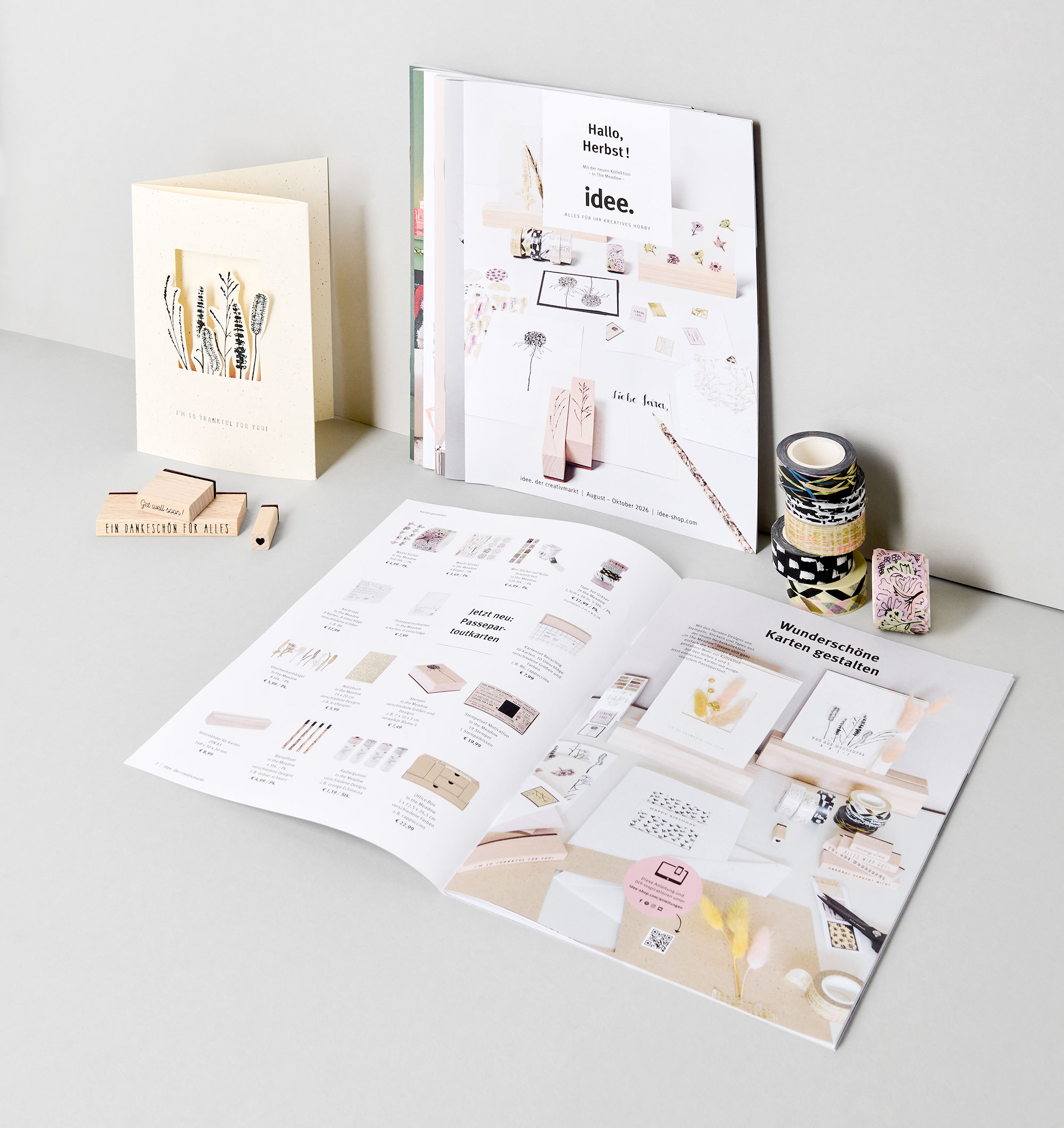 Aufgeschlagenes Kreativmagazin „Hallo, Herbst!“ mit Grußkarte, Holzstempeln und mehreren Washi Tapes
