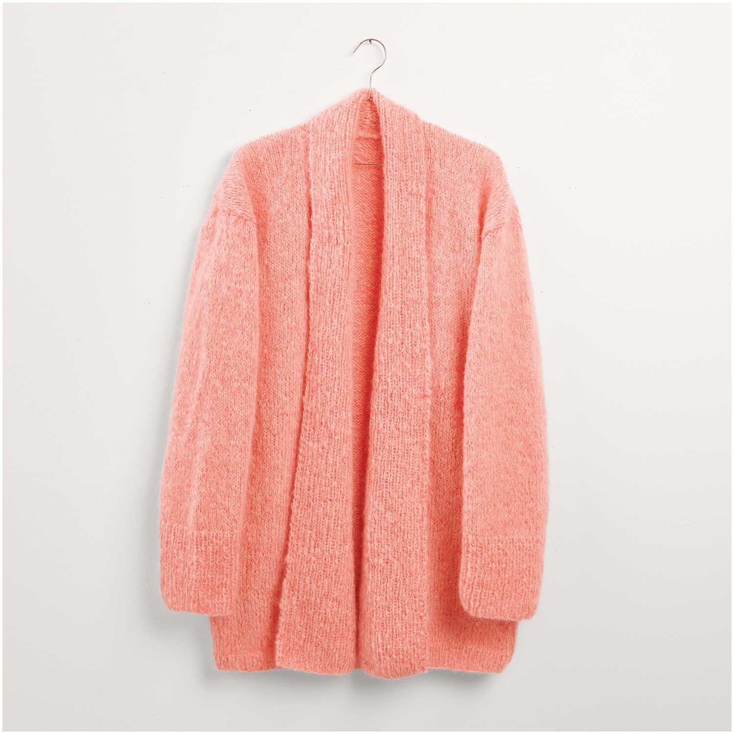 Strickset Jacke Modell 25 aus Made by Me Nr. 17 in zartem Rosa. Die Jacke ist aus weichem Strickmaterial gefertigt und auf einem Kleiderbügel präsentiert. Ideal für gemütliche Tage.