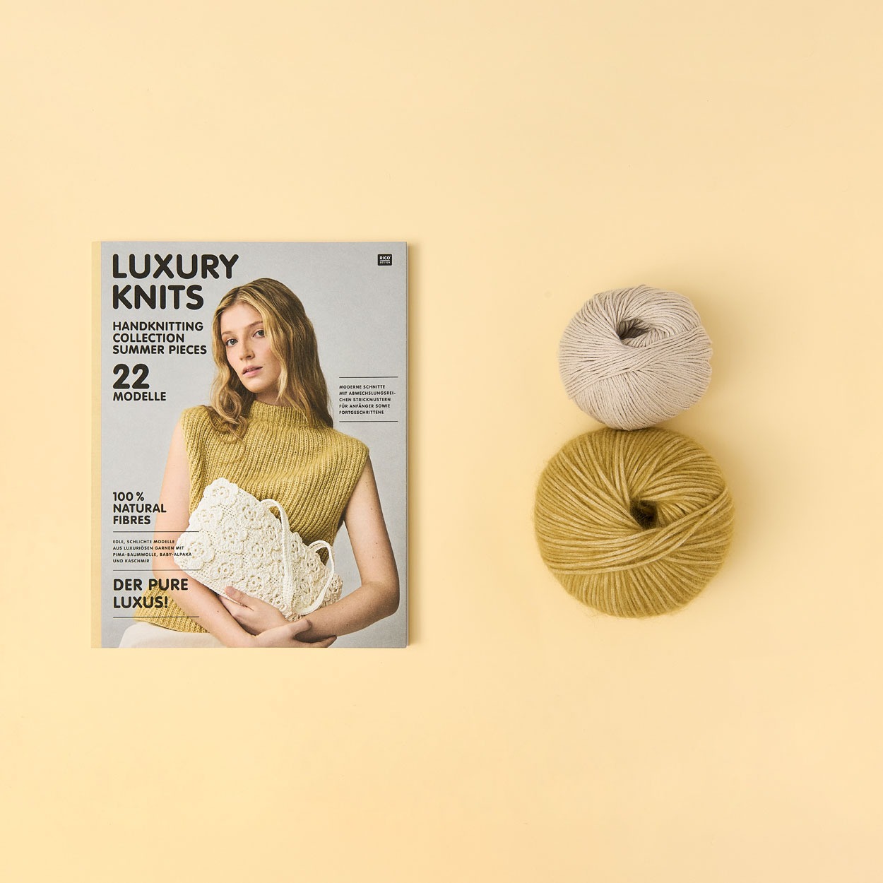 Luxury Knits Heft, daneben 2 Knäuel Wolle